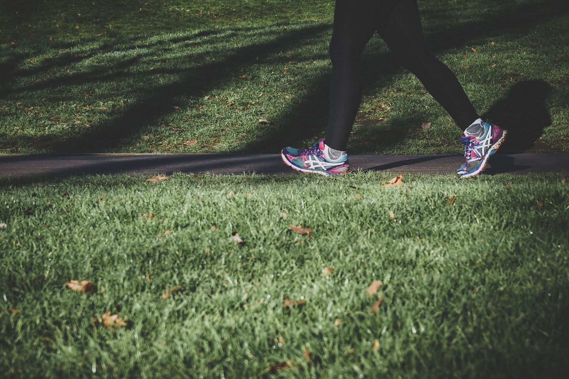 Here are the best walking exercises with ankle weights for fat loss! (Image via unsplash/Arek Adeoye)