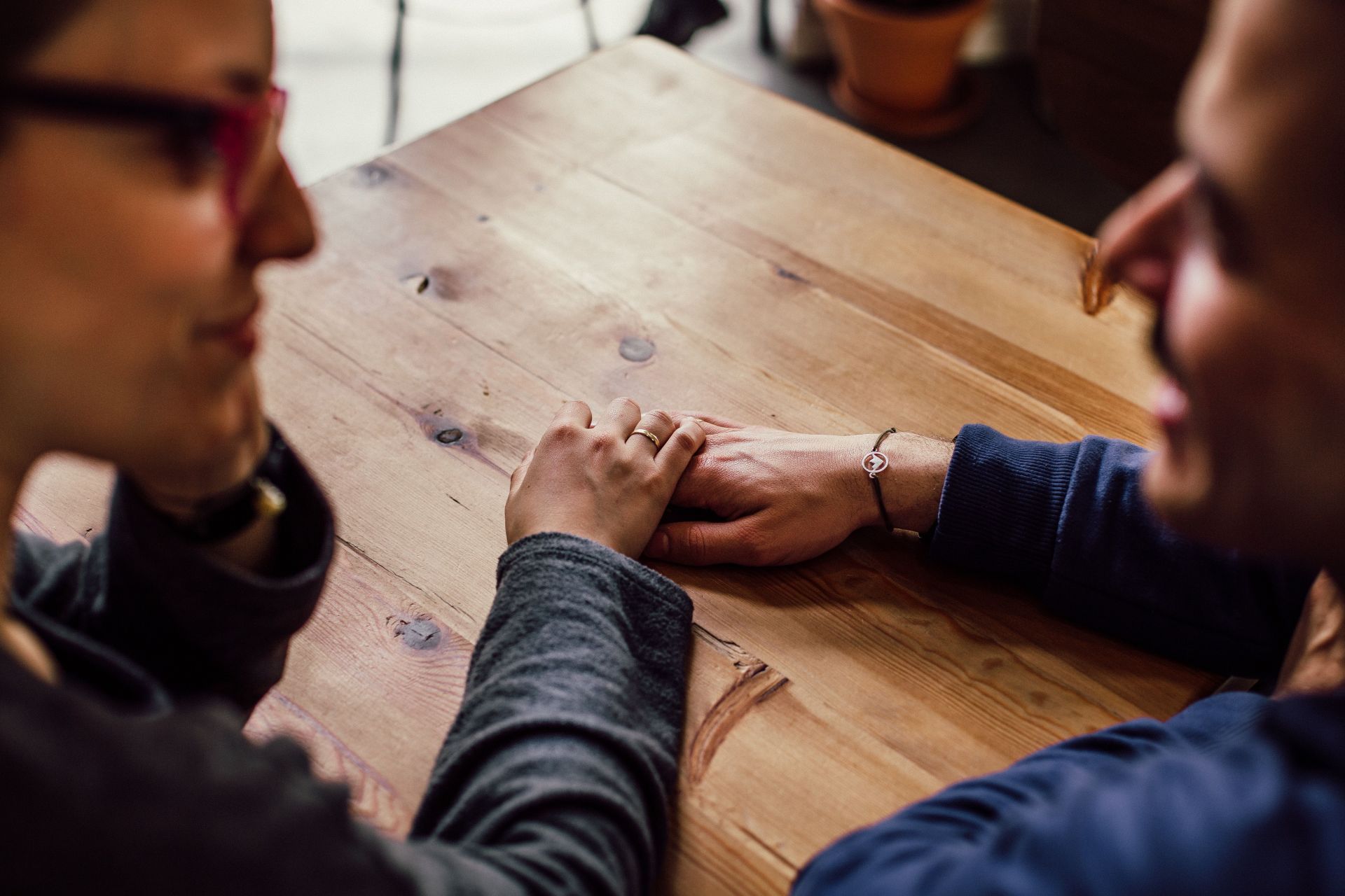 Spending time with our loved ones can reduce elevated states of alertness. (Image via Pexels/ Pablo Arenas)