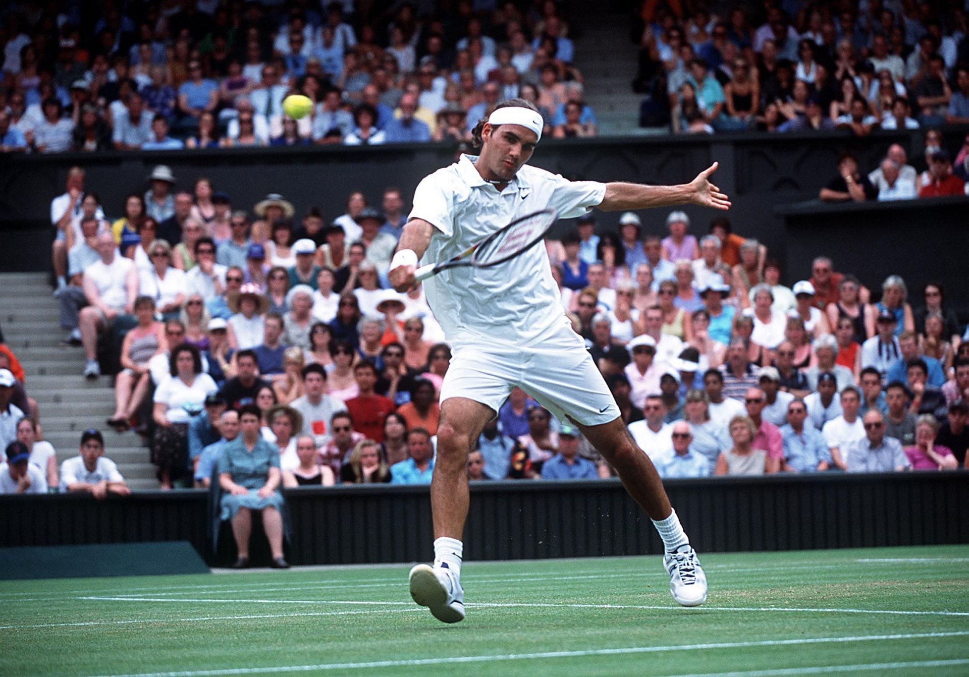 Roger Federer in action at the 2001 Wimbledon Championships.