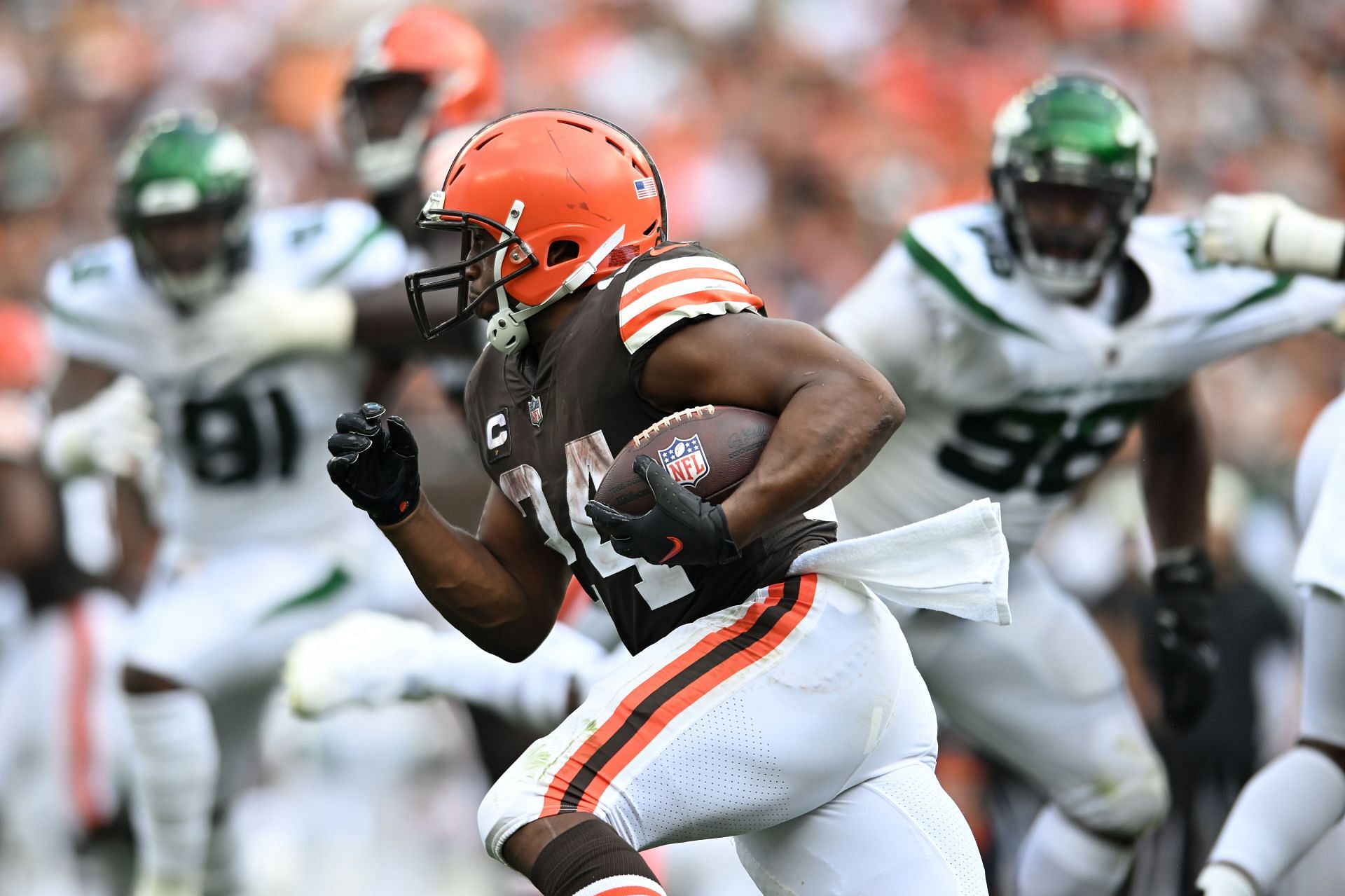 Browns owner Haslam struck by water bottle during Jets' loss