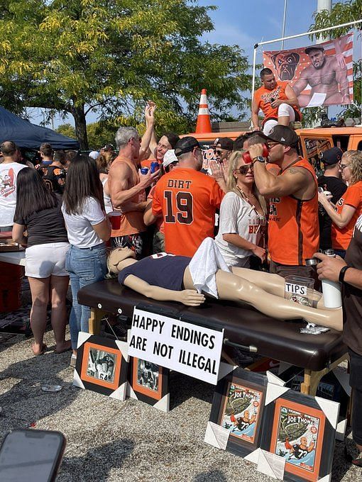 Browns fans got into a tailgate fight prior to Texans game (Video)