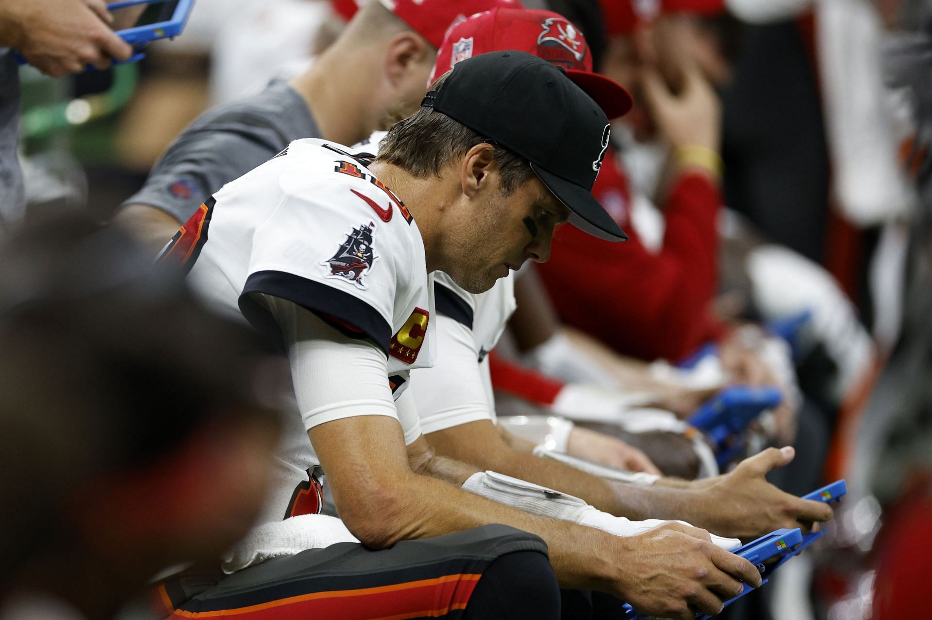 Tom Brady tosses tablet in disgust in Buccaneers loss