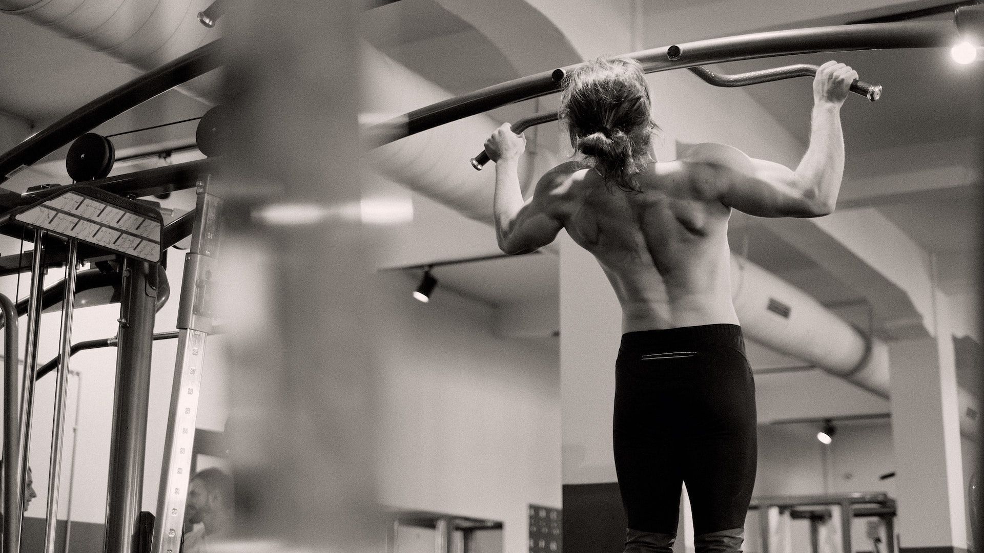 Pull-ups. Image via Pexels/Ivan Samkov