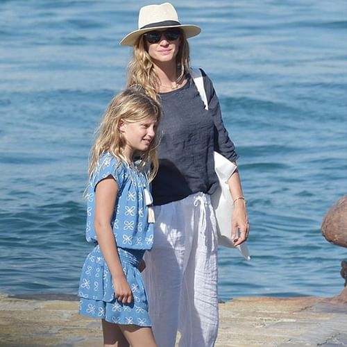 Gisele Bundchen and her daughter Vivian in New York City. (Photo: Cobra Team / BACKGRID)