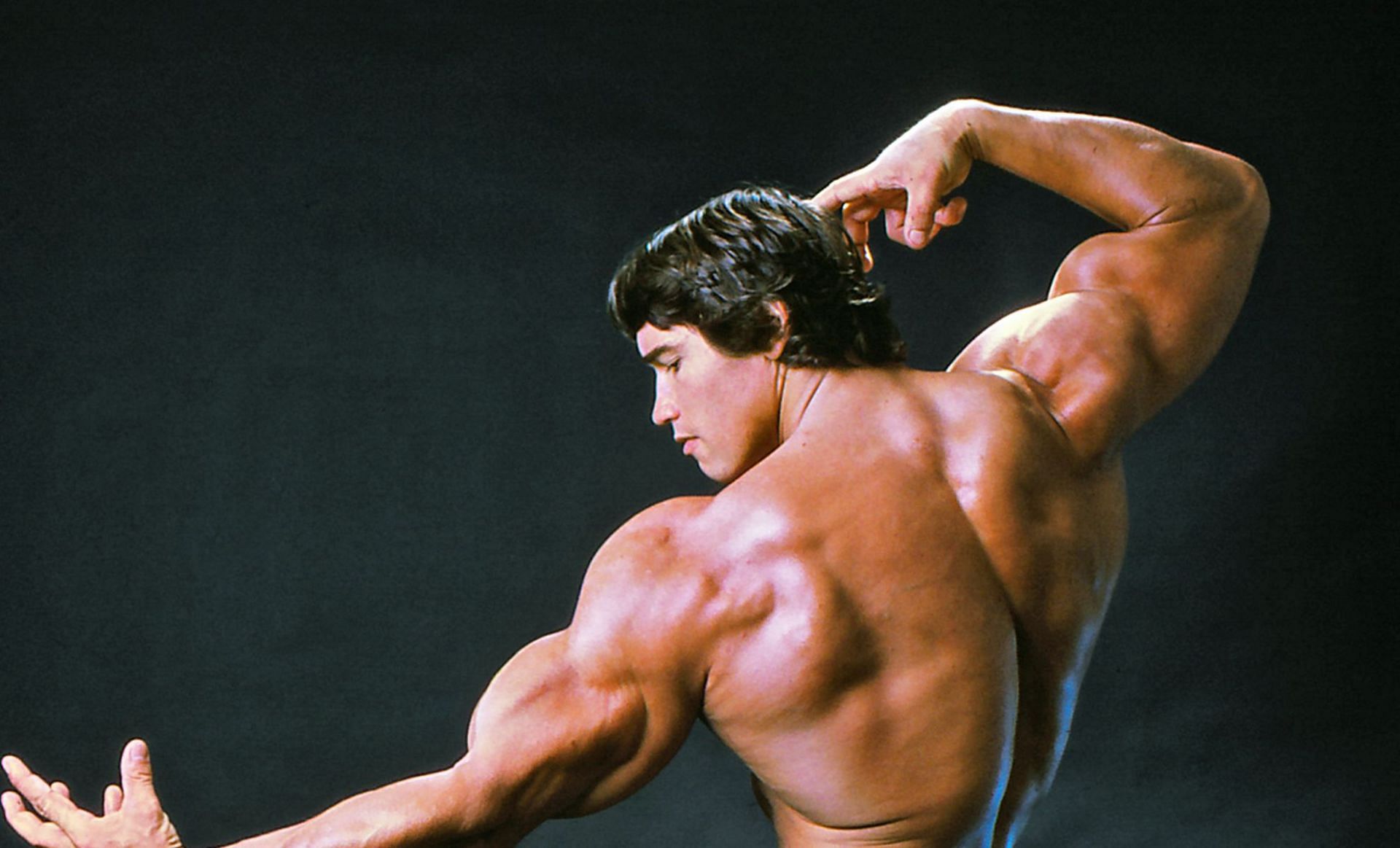 The bodybuilder had huge biceps (Image via Men