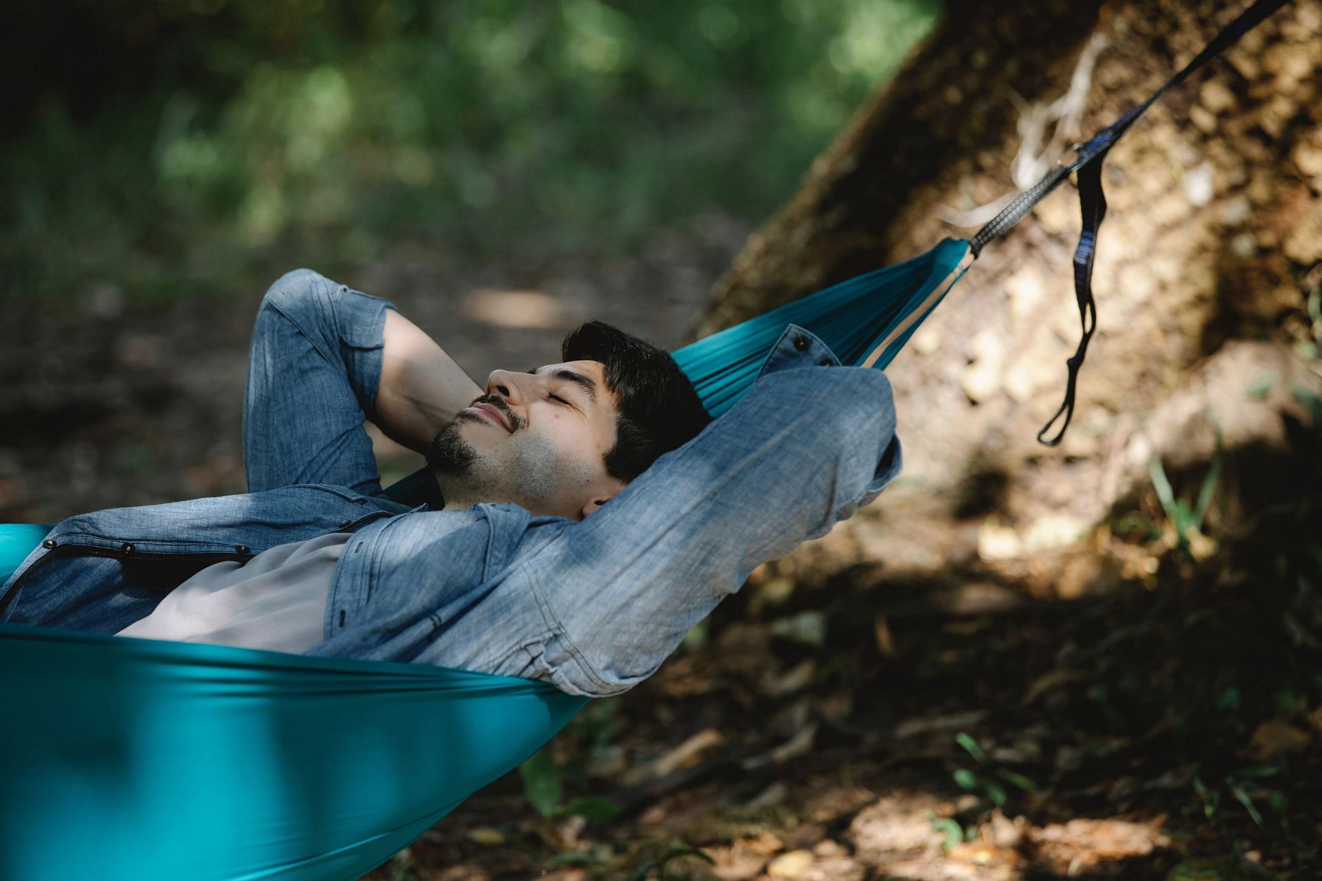 When was the last time you were alone and happy? (Image via Pexels/ Uriel Mont)