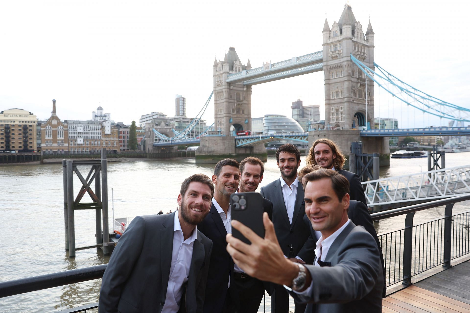 Cameron Norrie, Novak Djokovic, Andy Murray, Matteo Berrettini, Stefanos Tsitsipas and Roger Federer take a selfie in front of Tower Bridge in London.