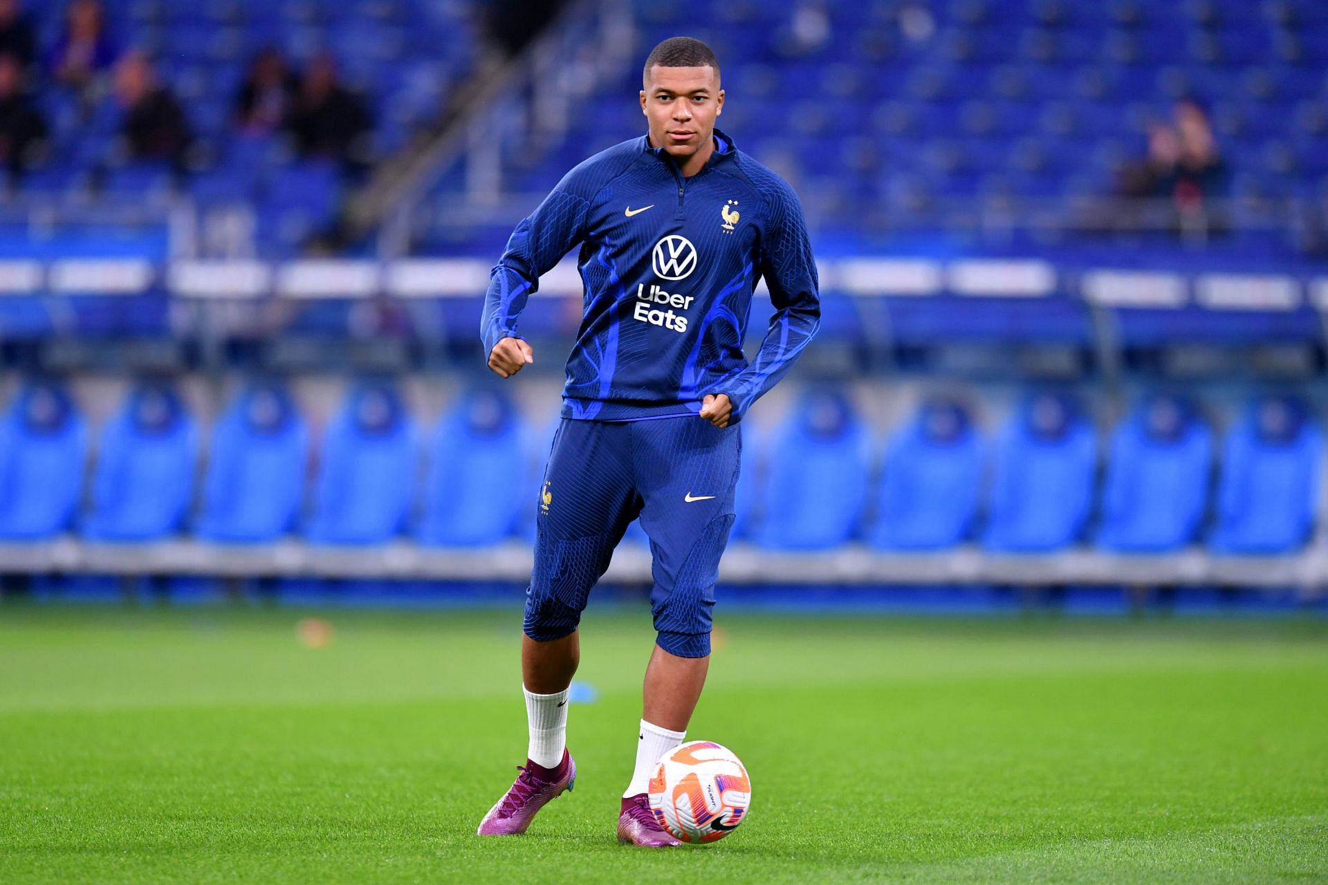 Manchester United legend opts for Kylian Mbappe