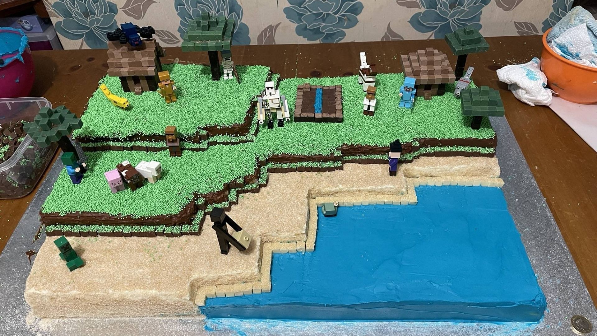 Redditor makes a Minecraft cake for their relative (Image via Reddit / u/LozOakley) 