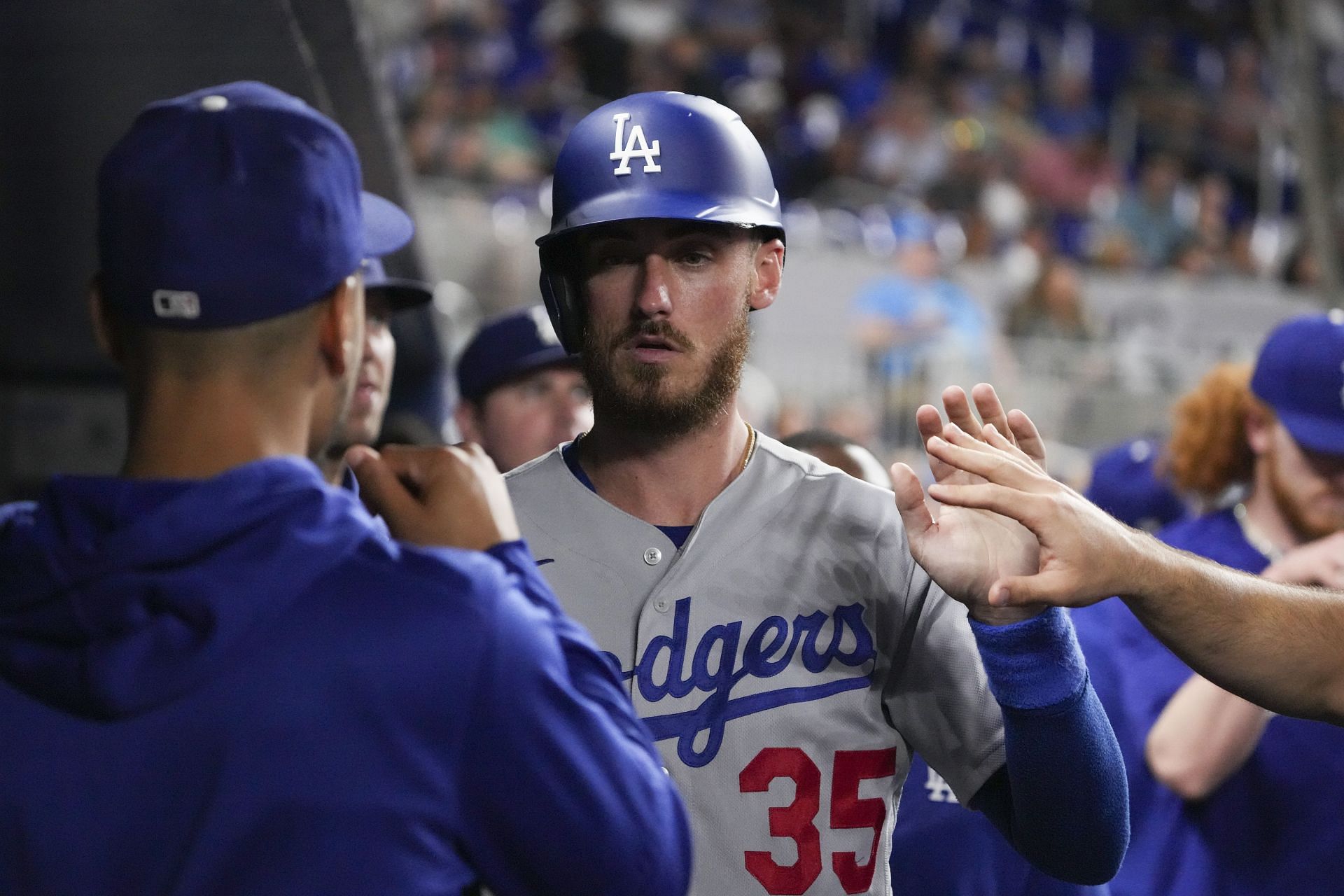 Fans applaud Cody Bellinger's fiancée, Chase, as she shows off her