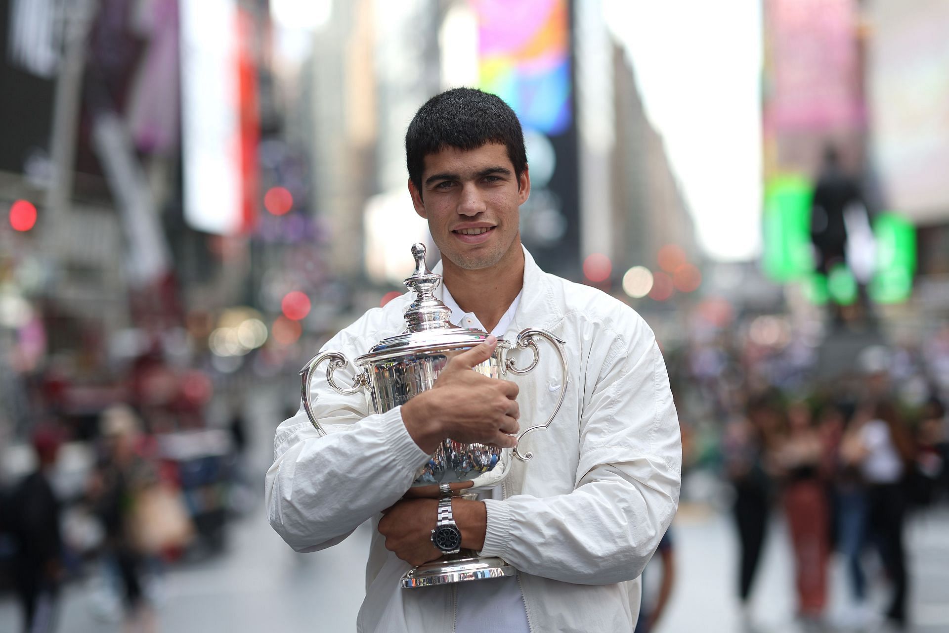 Carlos Alcaraz with the 2022 US Open trophy at Times Square for the Champions Portraits