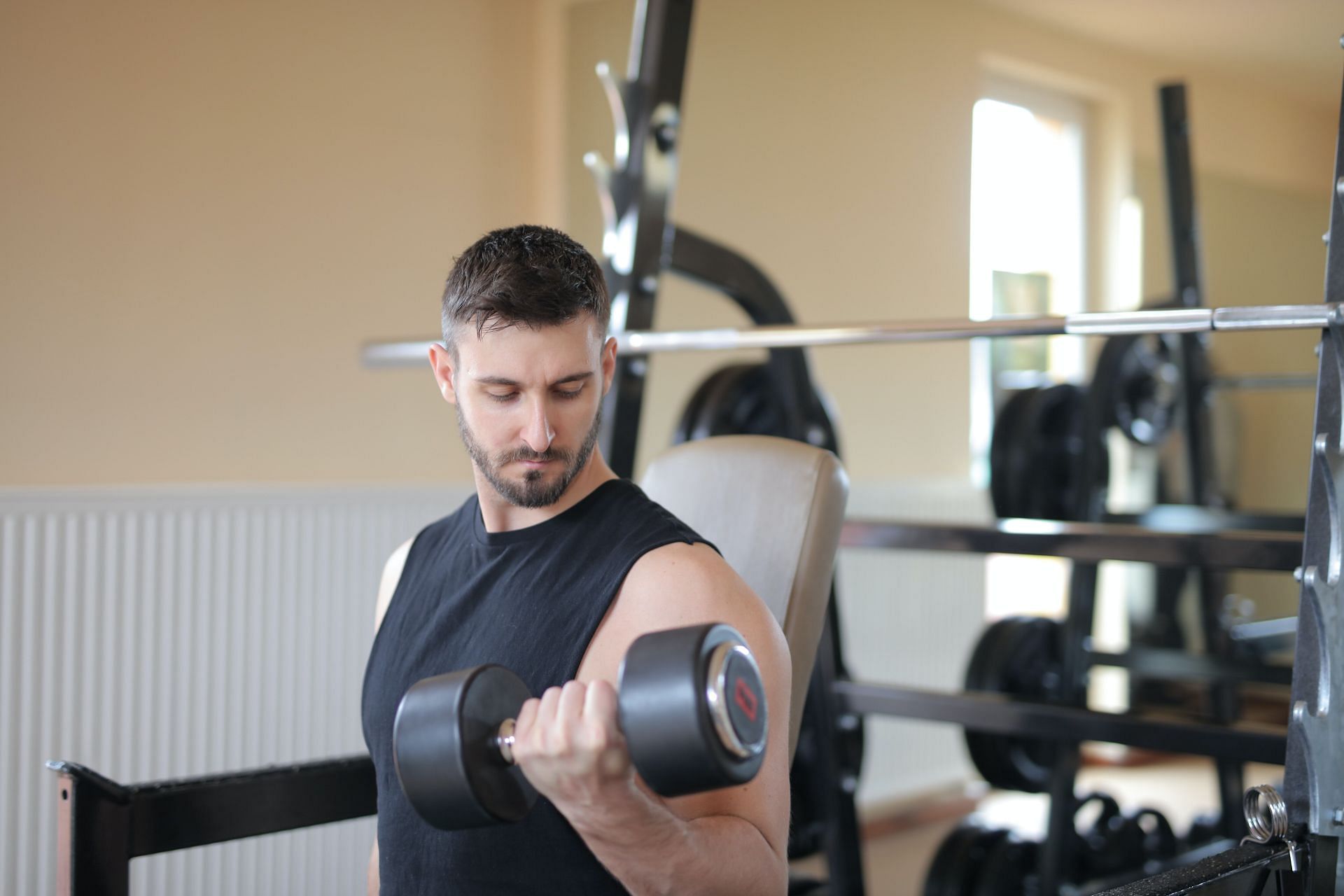 Want to strengthen your shoulders? Try these easy and effective shoulder building exercises. (Image via Pexels / Andrea Piacquadio)