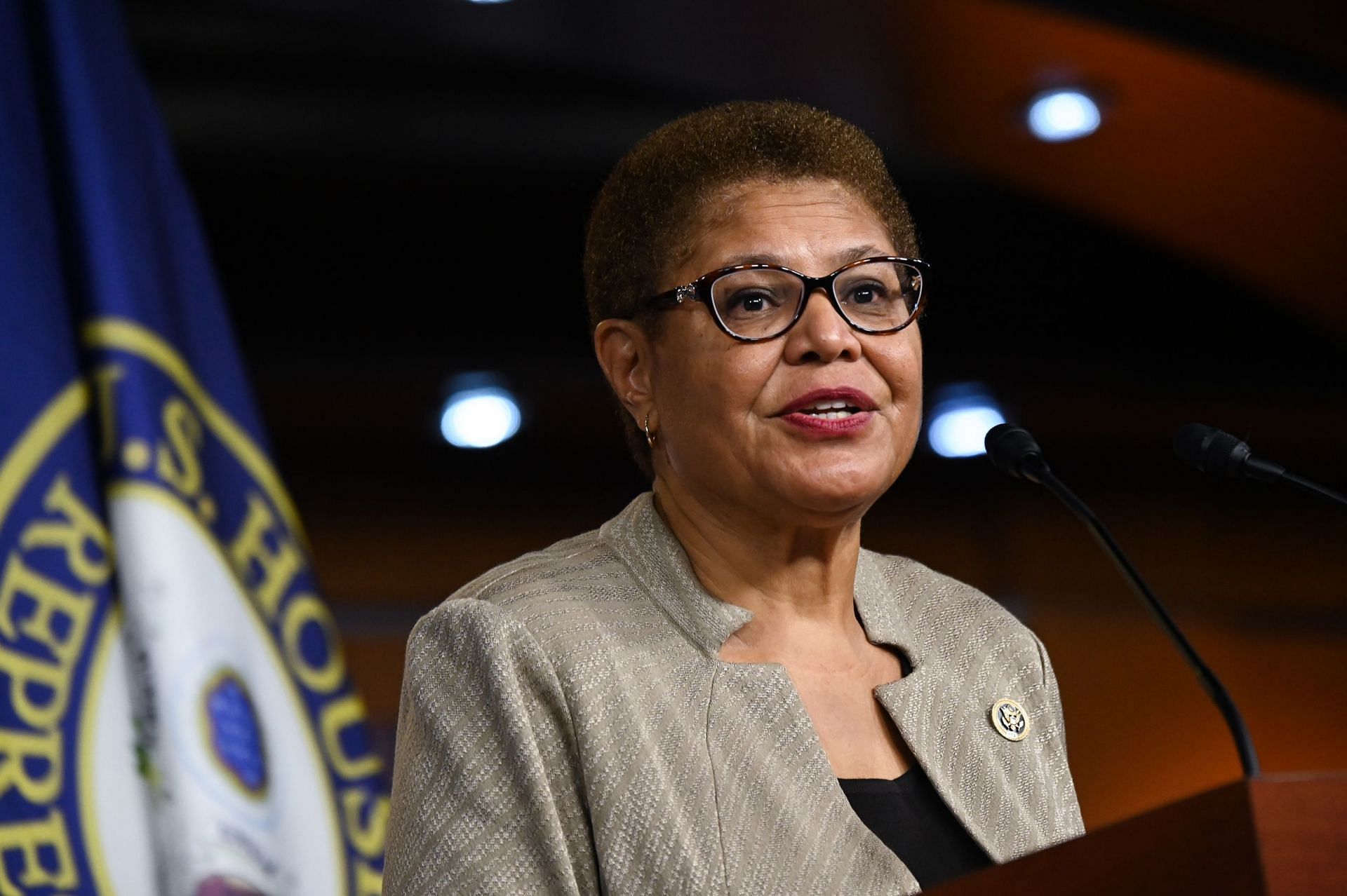 LA Mayoral Candidate Karen Bass was robbed recently (Image via Getty Images) 