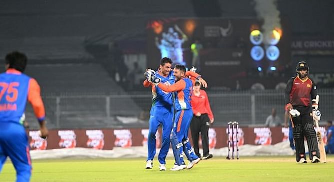 [WATCH] Mohammad Kaif gets his first wicket for India as Parvinder Awana takes screamer of a catch in Legends League Cricket