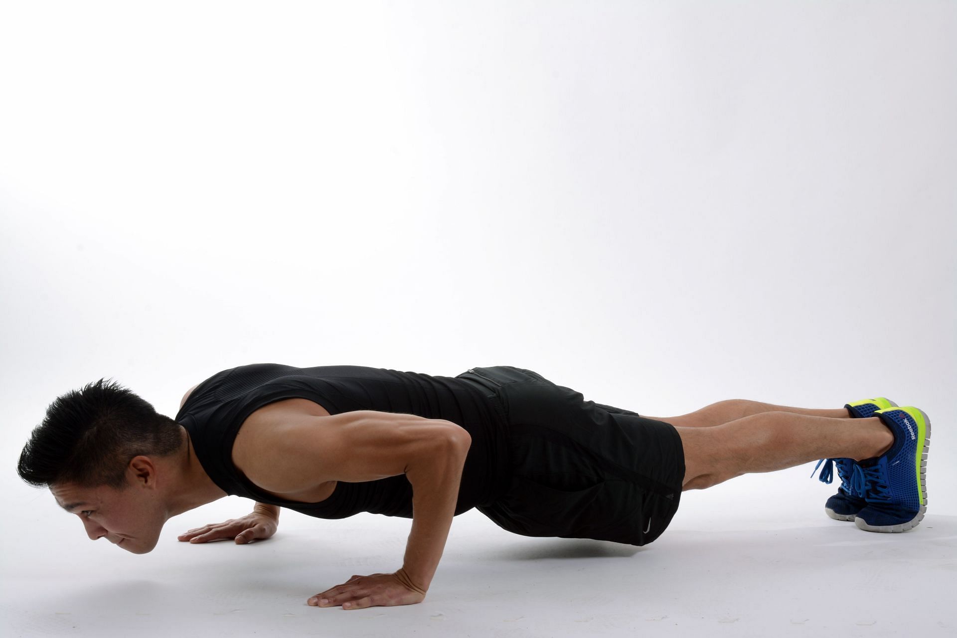Push-ups are one of the best bodyweight exercises to tone the arms. (Image via Pexels/Keiji Yoshiki)