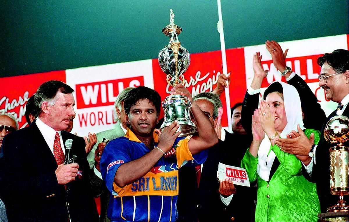 श्रीलंका के पूर्व कप्तान अर्जुन रणतुंगा 1996 वर्ल्ड कप ट्रॉफी के साथ