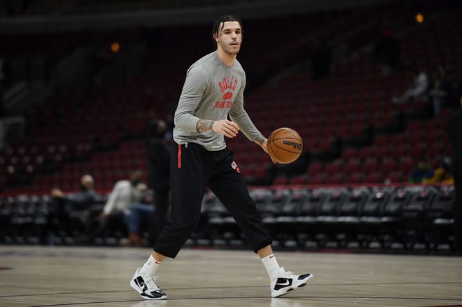 Reports: Chicago star guard Lonzo Ball expected to return to the NBA this season after recent knee surgery, likely to miss initial months