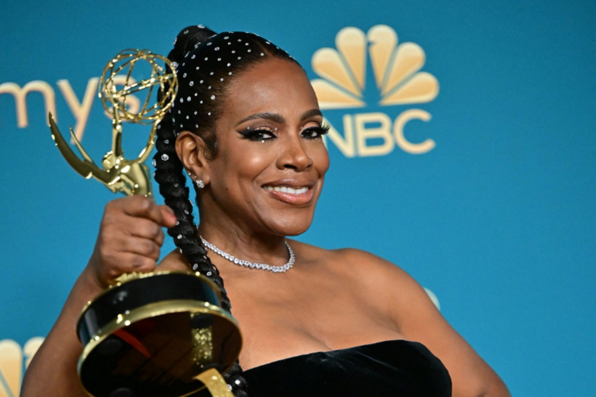 Sheryl Lee Ralph with the Emmy Award