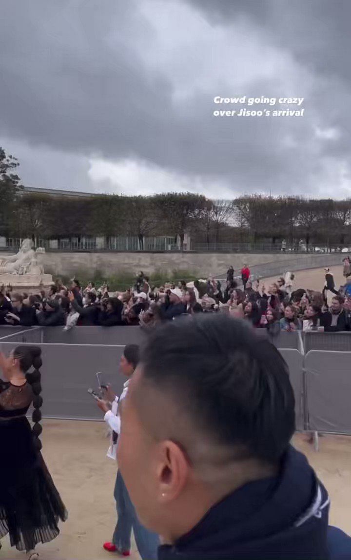 Massive crowds go wild for BLACKPINK's JISOO at DIOR SS23 Paris