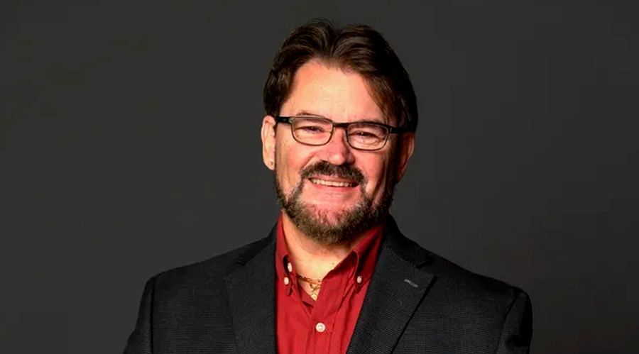 Former WCW and current AEW announcer Tony Schiavone is a wrestling legend and should be in the WWE Hall of Fame