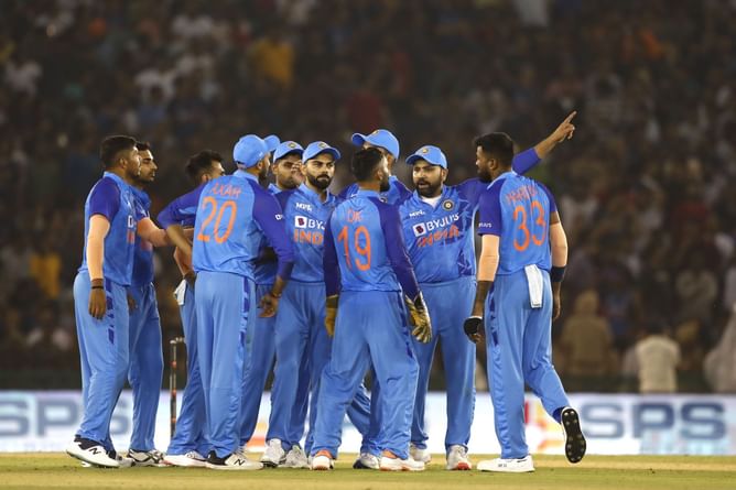 भारतीय खिलाड़ी बूढ़े हो चुके हैं और इसी वजह से उनकी फील्डिंग इतनी खराब हो गई है, रवि शास्त्री ने कमेंट्री के दौरान प्लेयर्स पर साधा निशाना
