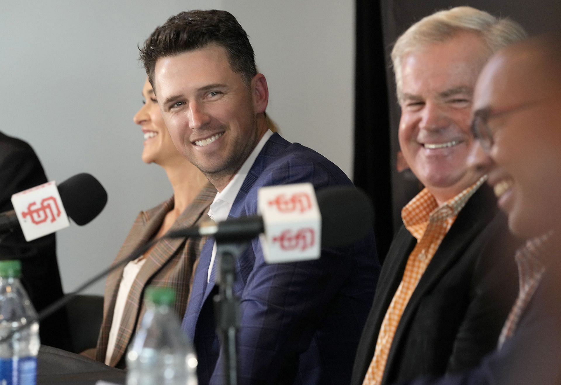 Buster Posey Announces Retirement