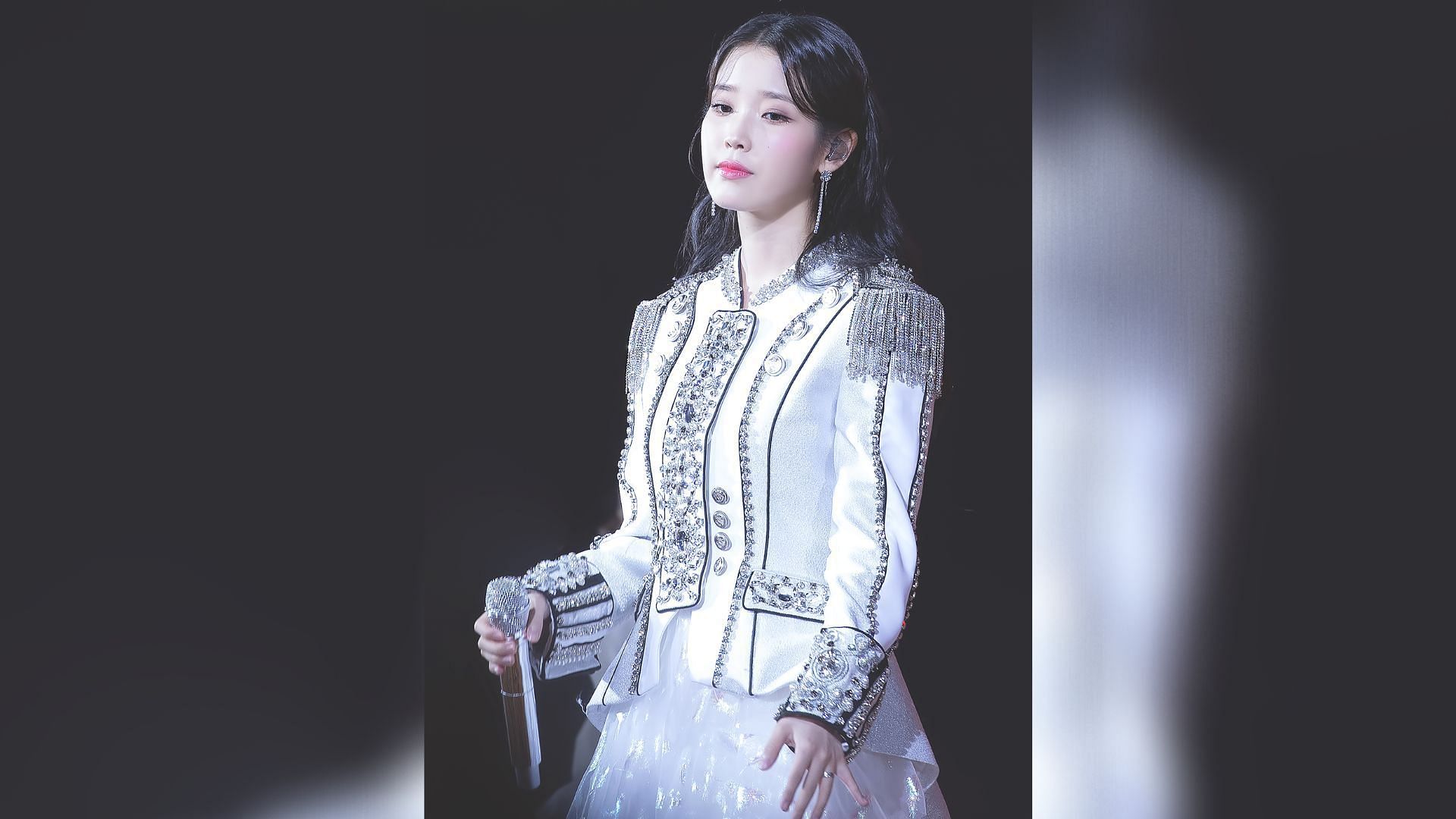 While the red military outfit made Jieun look fierce, the white beaded uniform makes her look pure and innocent (Image via Twitter/ravit_iu)