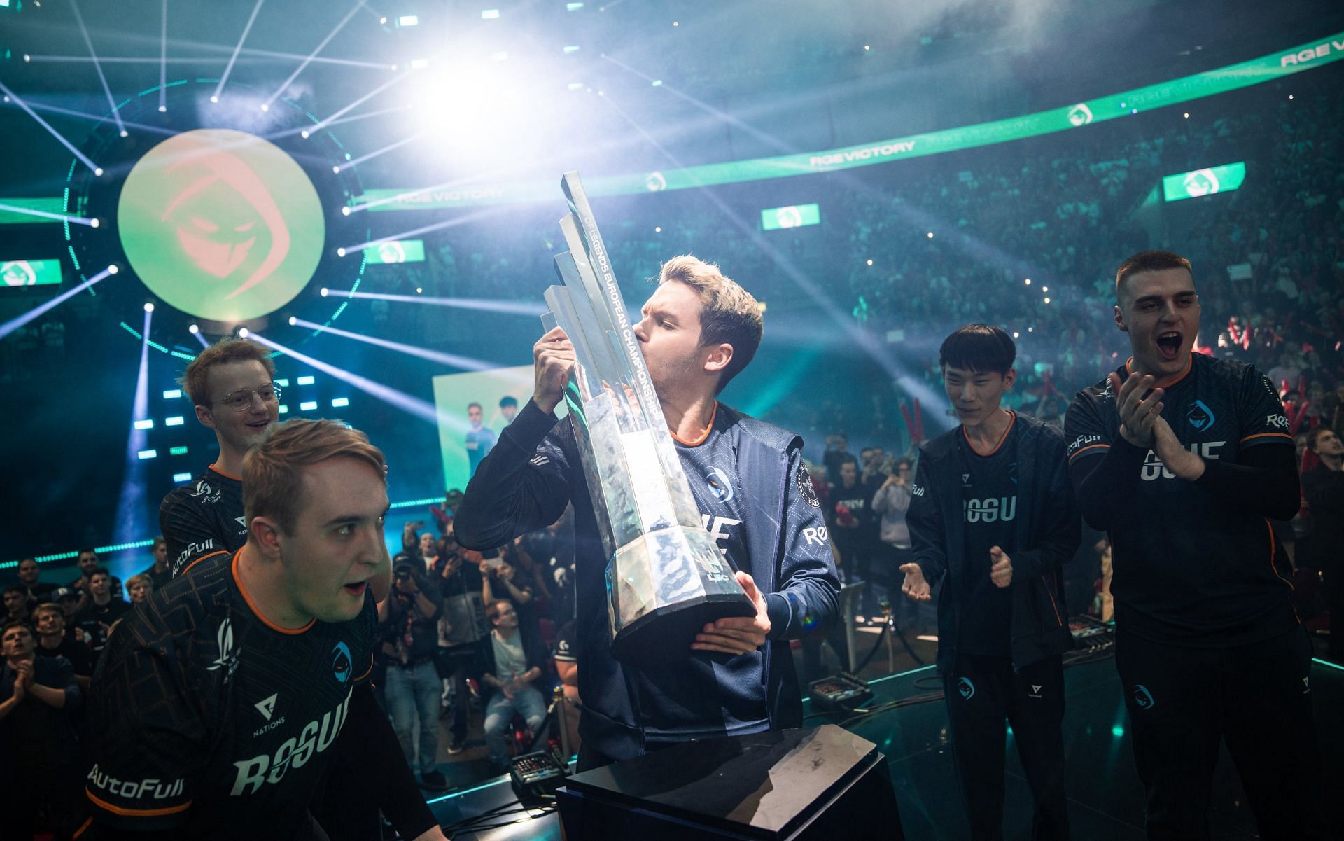 Rogue demolishes G2 Esports in style and claim the League of Legends LEC 2022 Summer Split title (Image via Riot Games)
