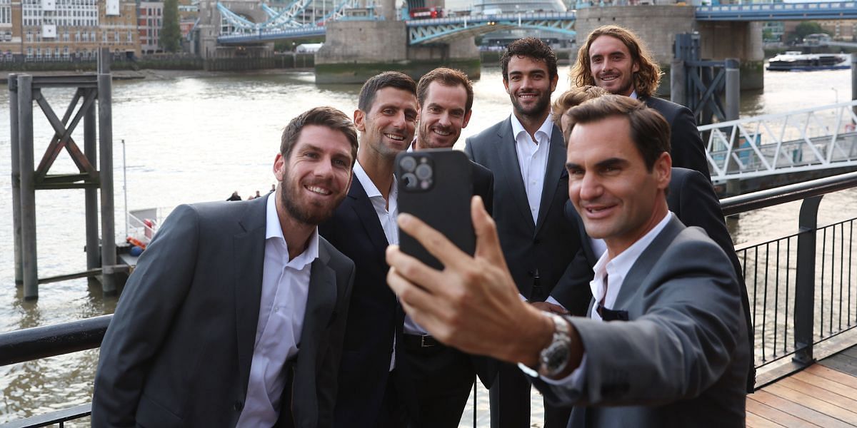 Roger Federer, Novak Djokovic and the other members of Team Europe pose for a selfie