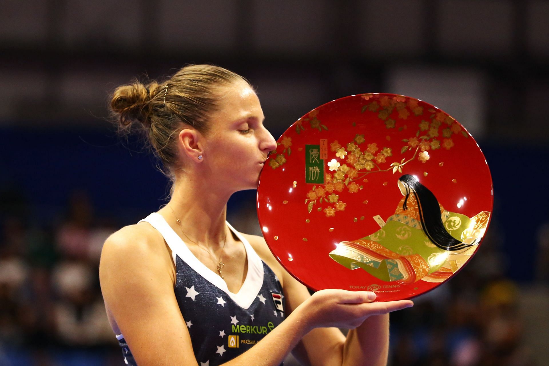 Karolina Pliskova with the 2018 Toray Pan Pacific Open trophy.
