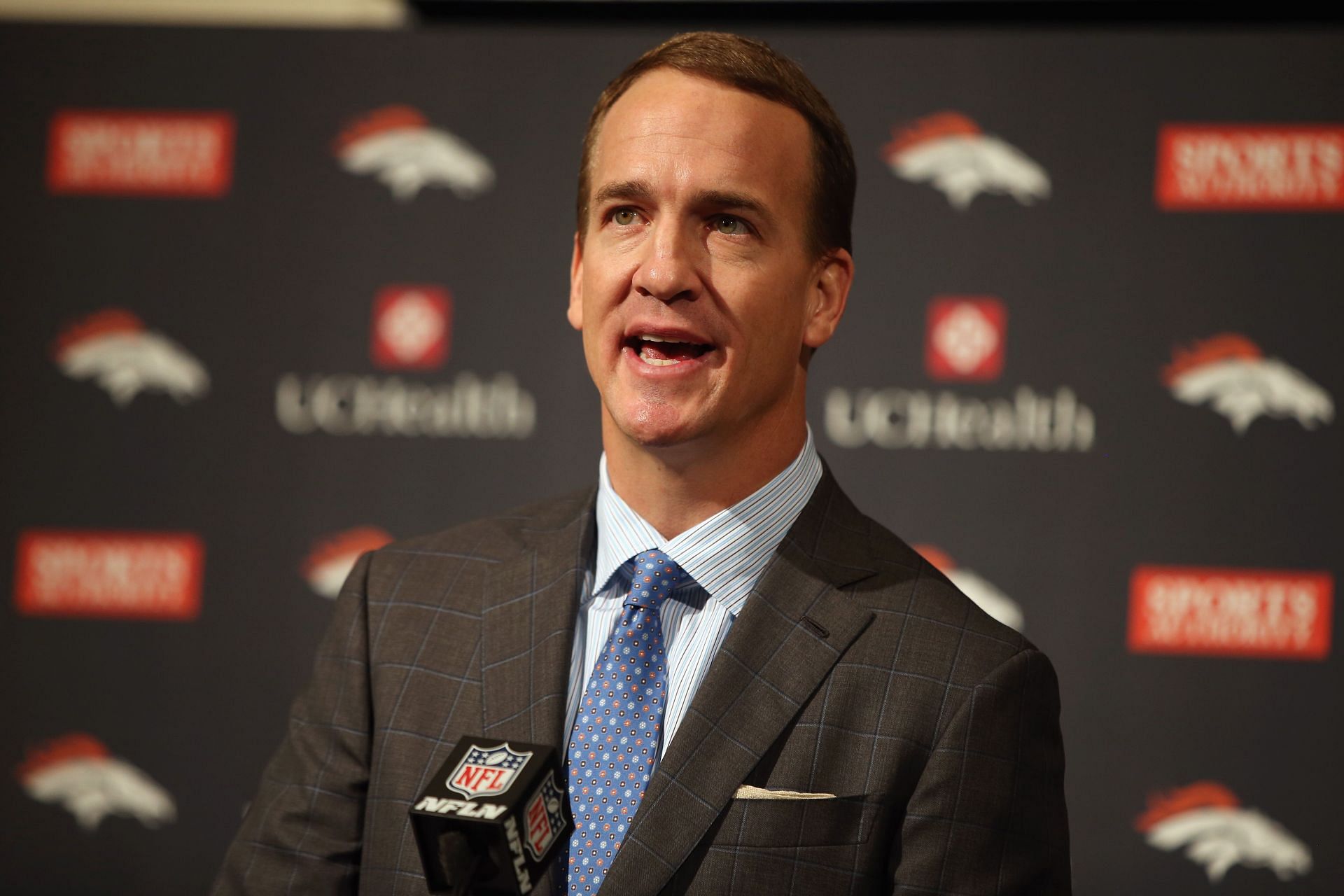 Peyton Manning announces retirement