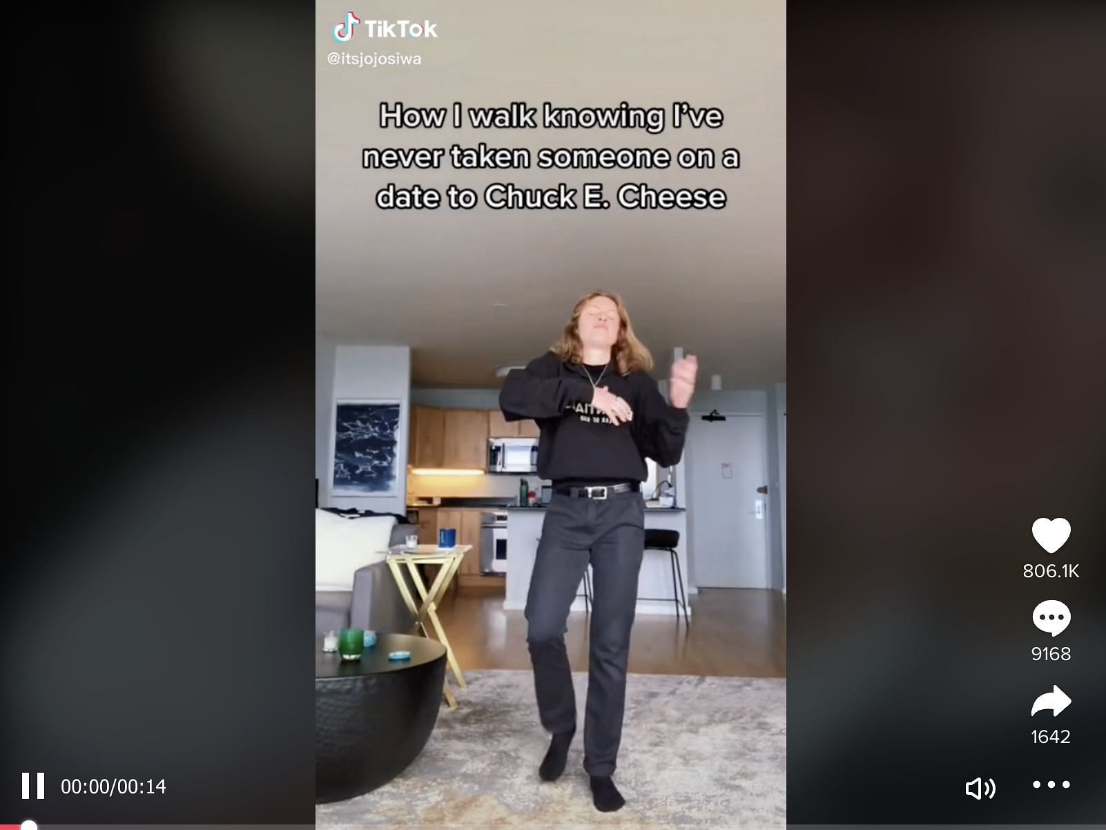 JoJo responds back to trolls about her and Avery going to Chuck E. Cheese for a date. (Image via TikTok)