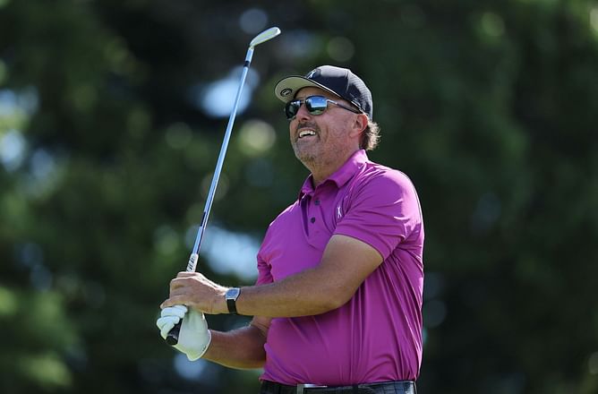 “Enjoy your retirement” – Fans react to Phil Mickelson’s snipe at PGA Tour over structural changes