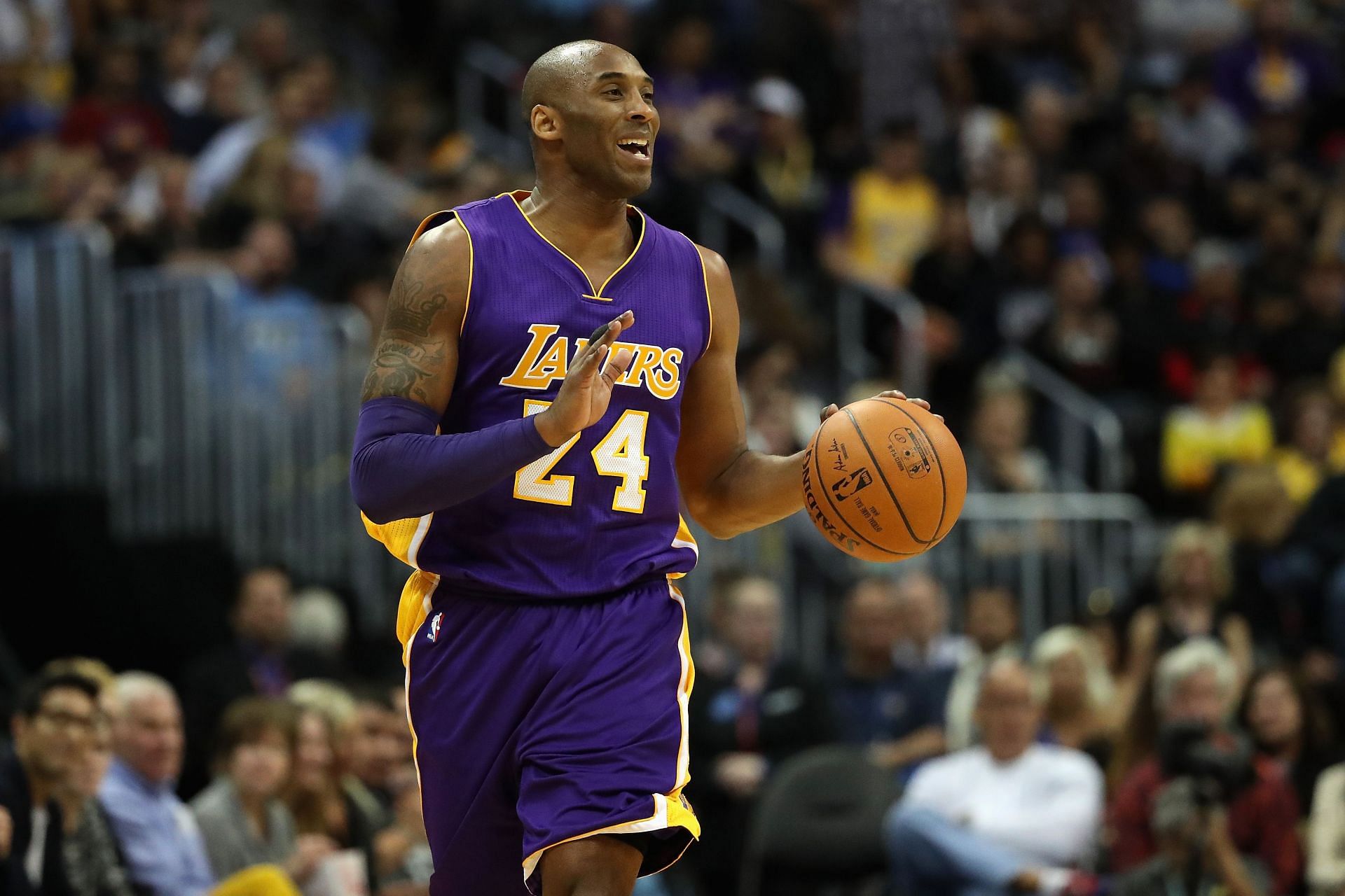 Kobe Bryant en acción para los LA Lakers contra los Denver Nuggets.