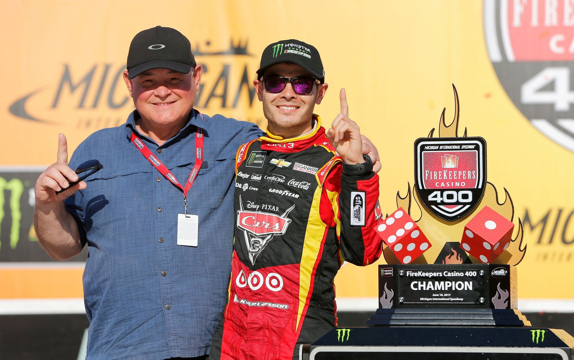 Foto von Kyle Larson  & sein  Vater  Mike Larson