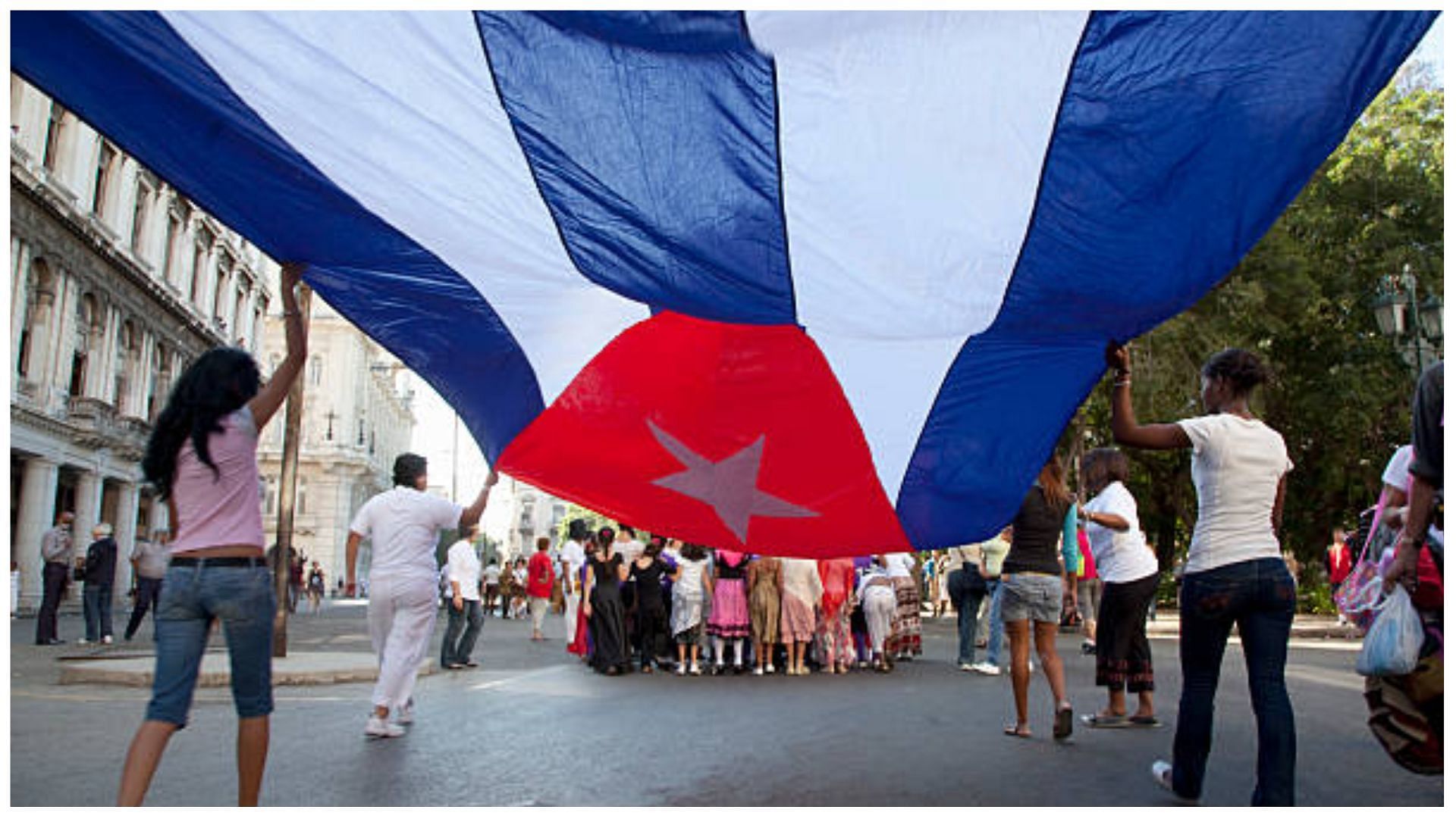 A mob robbing a man during West Indian Day Parade in New York (Image via GettyImages)