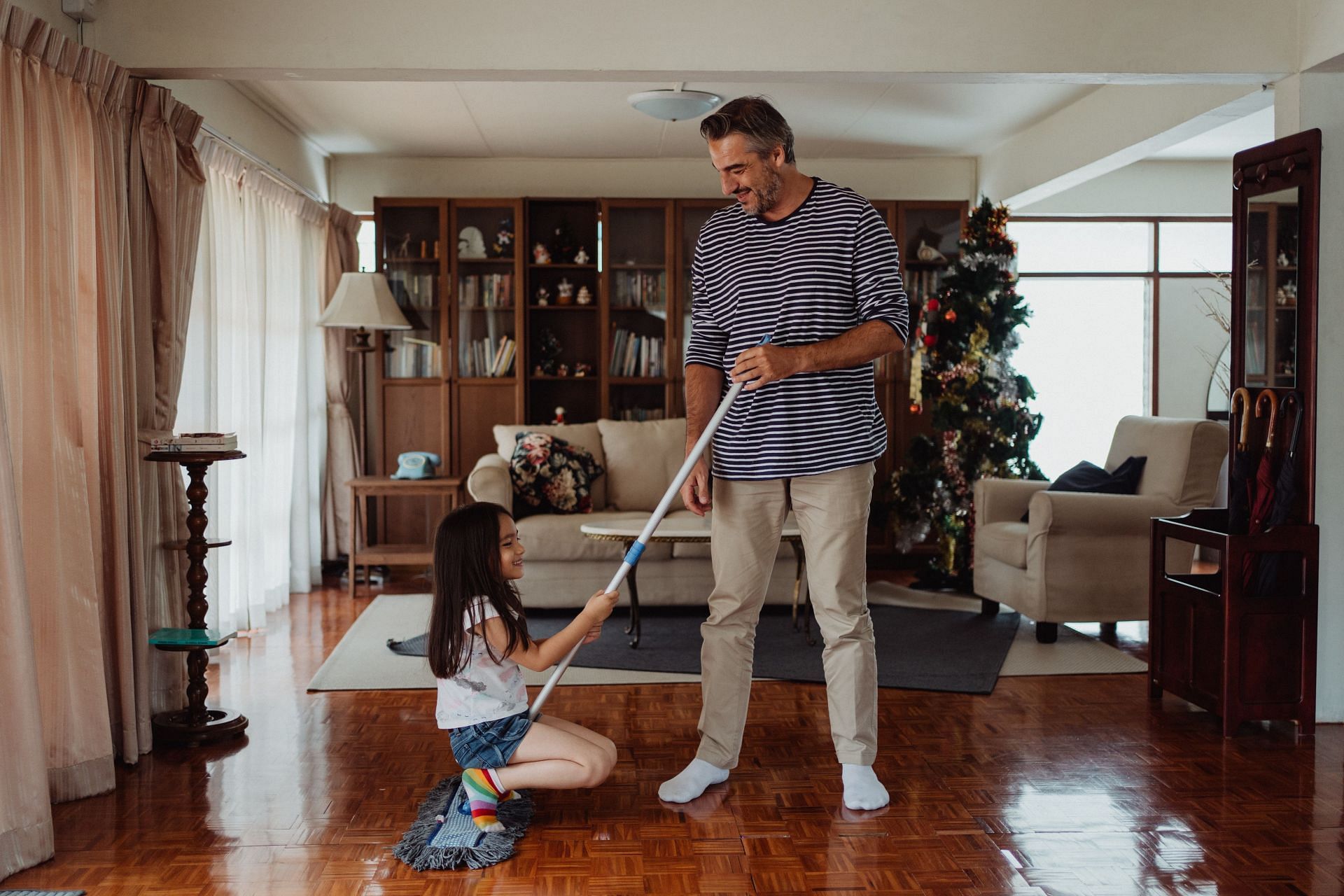 A clean house encourages a happy home. (Image via Pexels/Ketut Subiyanto)