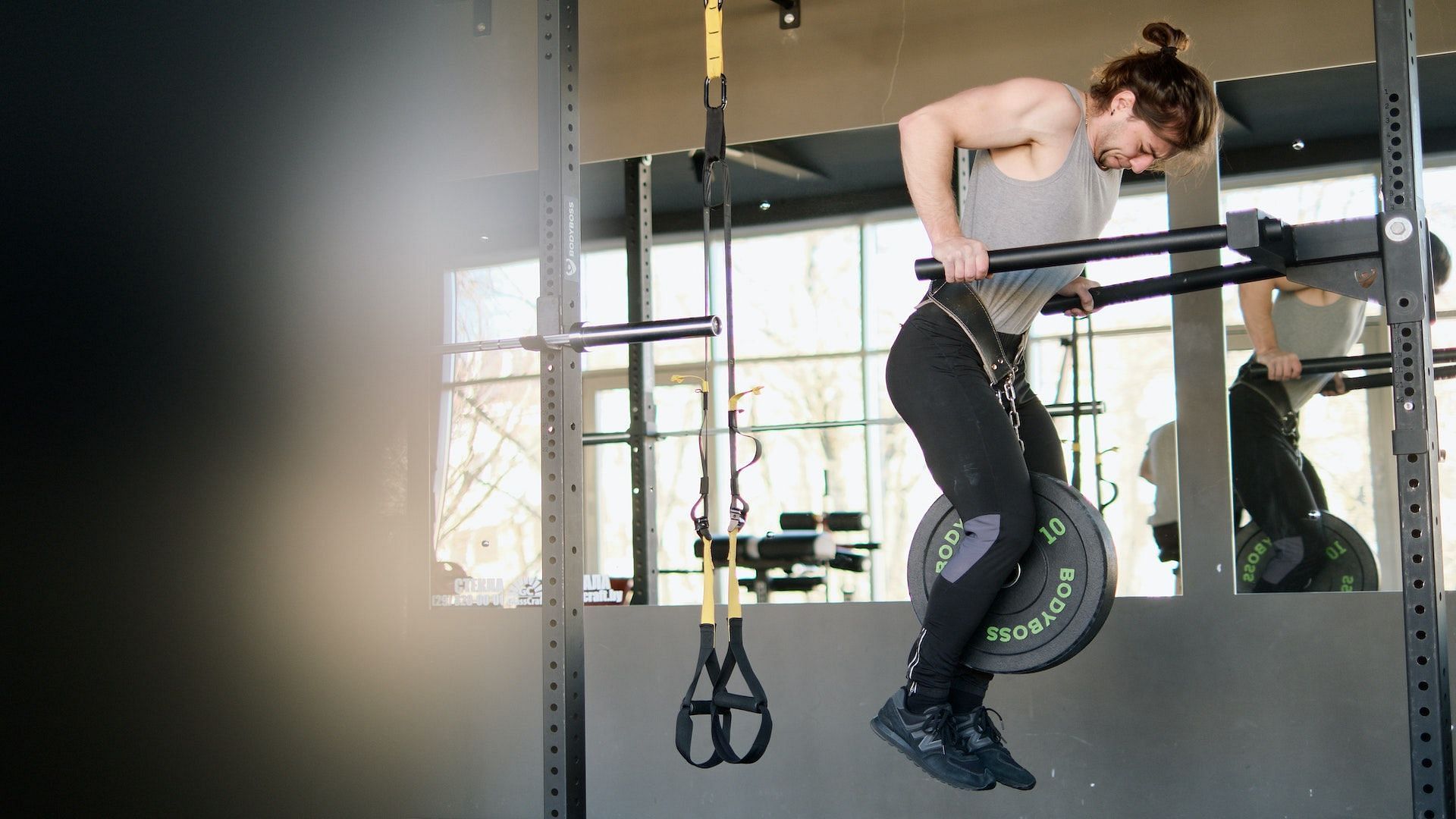 Bar dips. Image via Pexels/Ivan Samkov