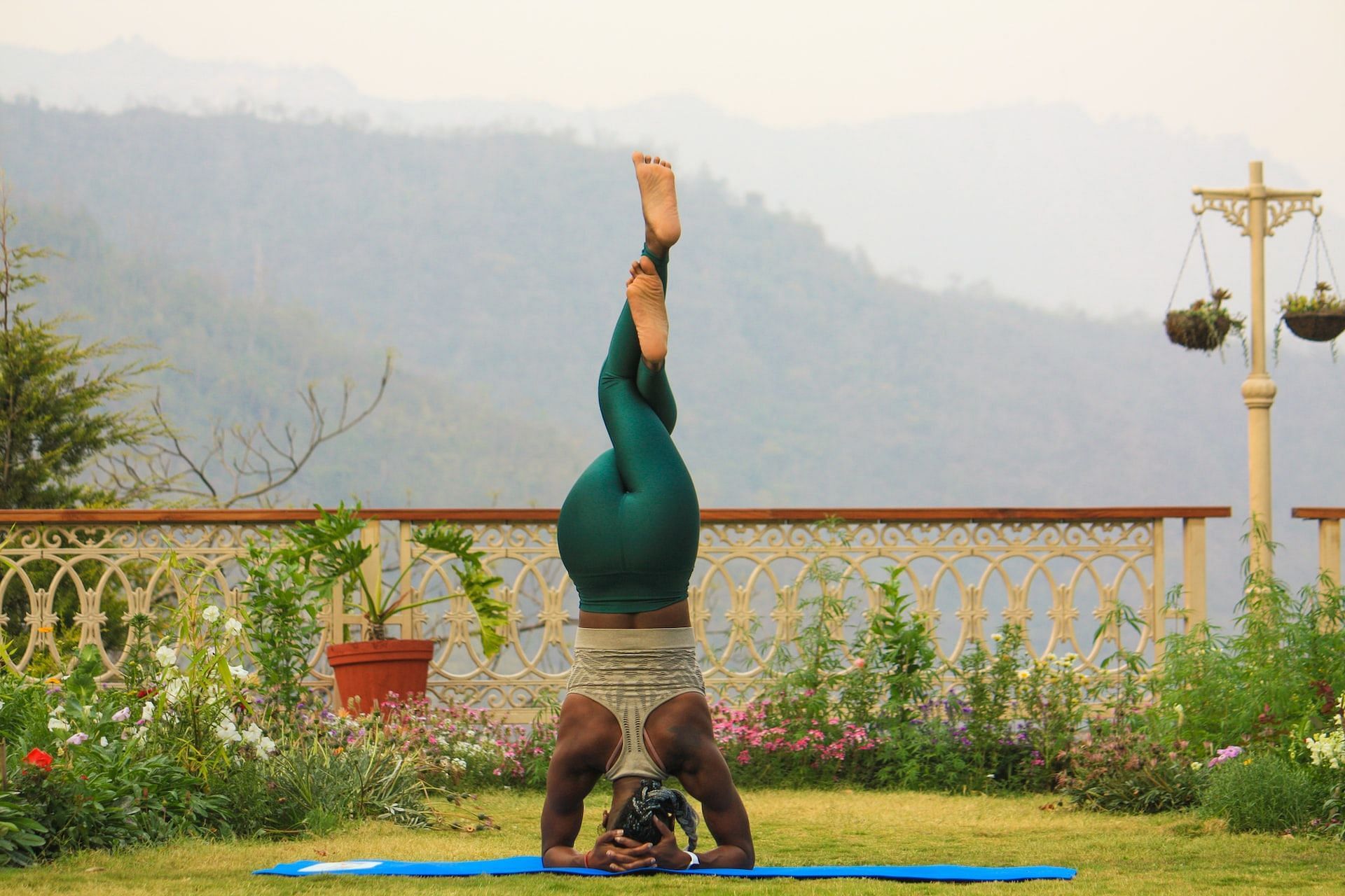 Power yoga exercises offer great weight loss benefits. (Photo via Unsplash/rishikesh yogpeeth)