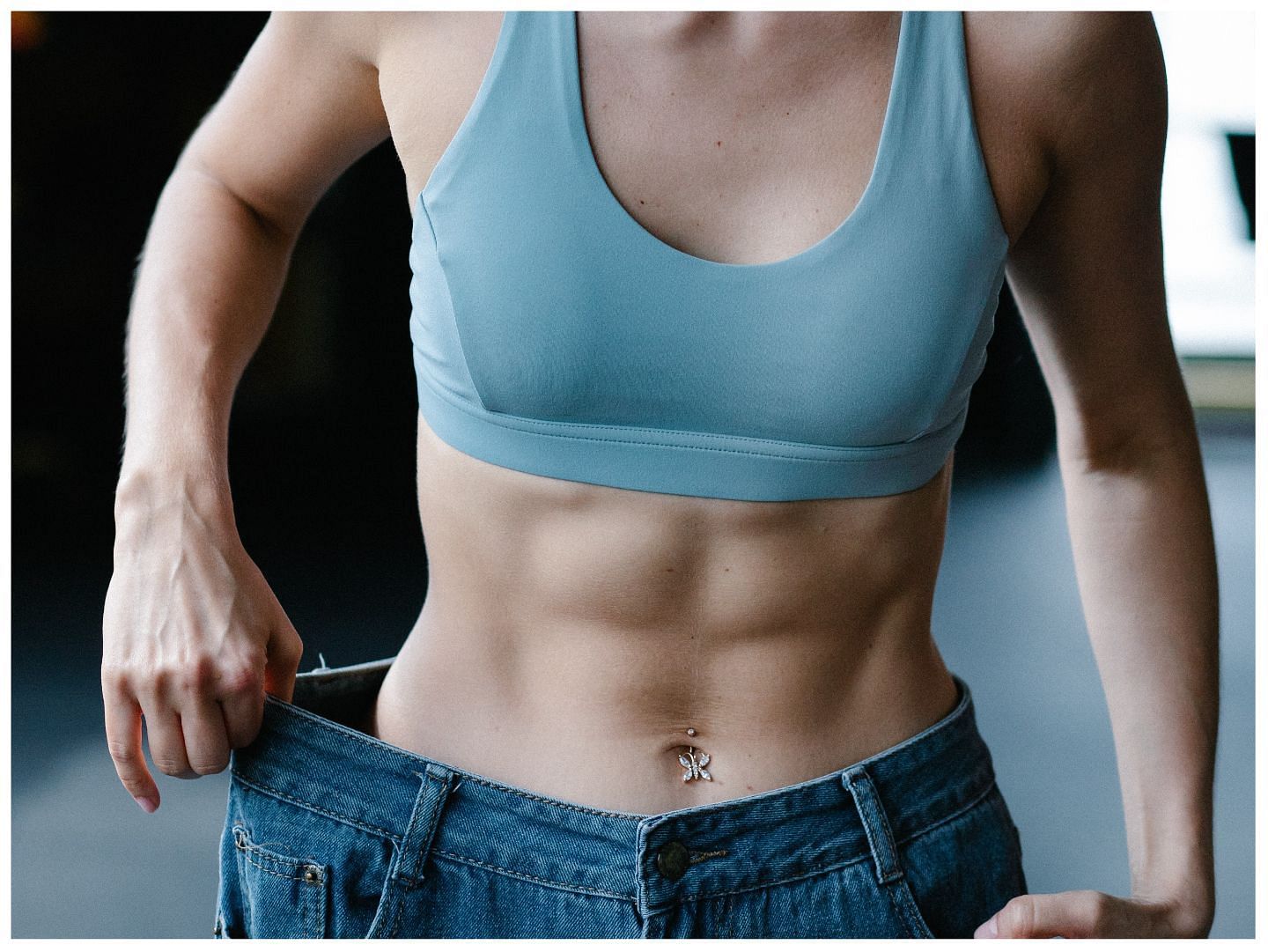 Want to get stronger abs? Try these home-based five best oblique exercises. (Image via Pexels /Annushka Ahuja)