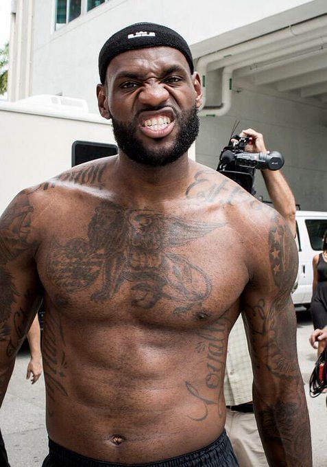 NBA  Bronny James reçoit ses premiers tattoos LeBron réagit  photos