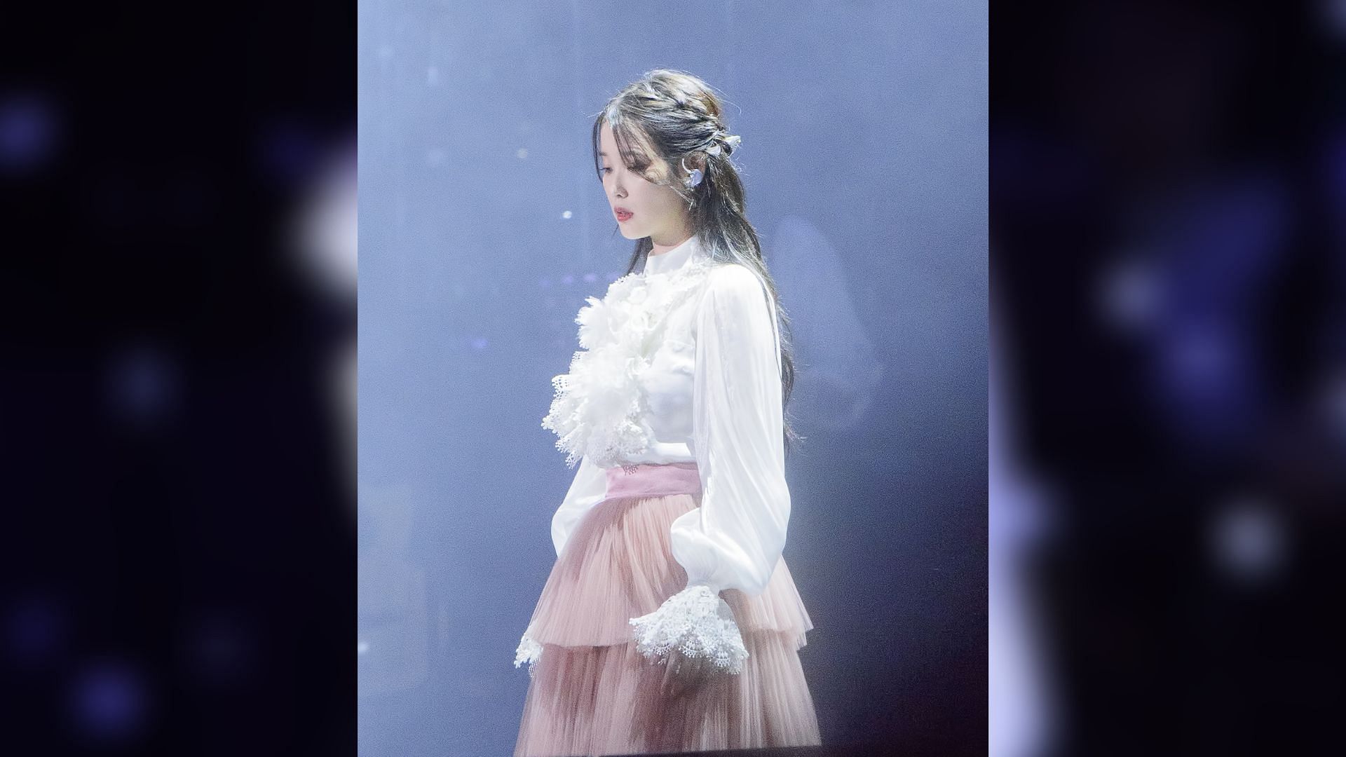 Jieun looking elegant like a character straight out of a Jane Austen novel (Image via Twitter/JongHeon_IU0516)