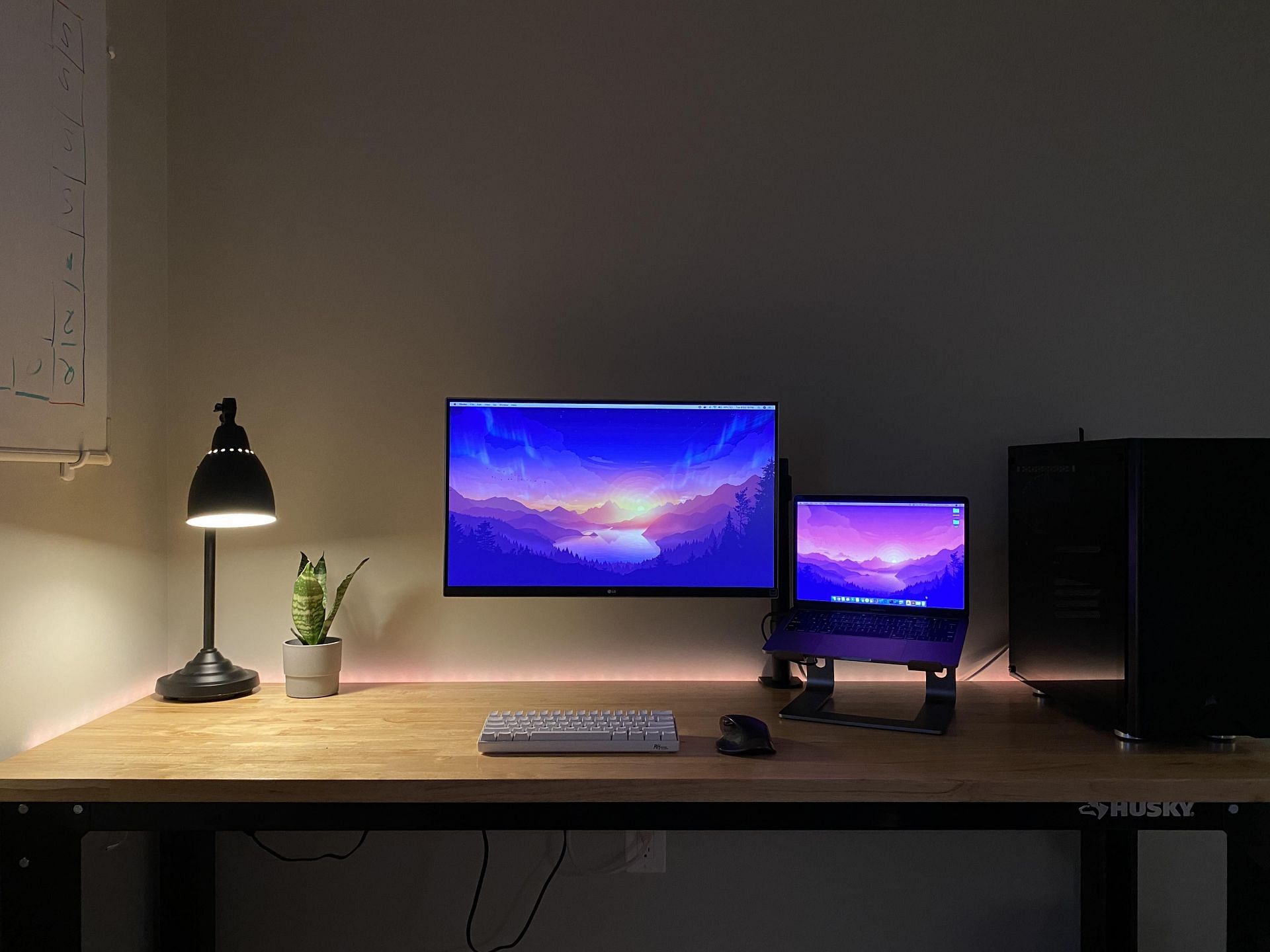 A minimal student setup (Image via Reddit/u/satchelf)