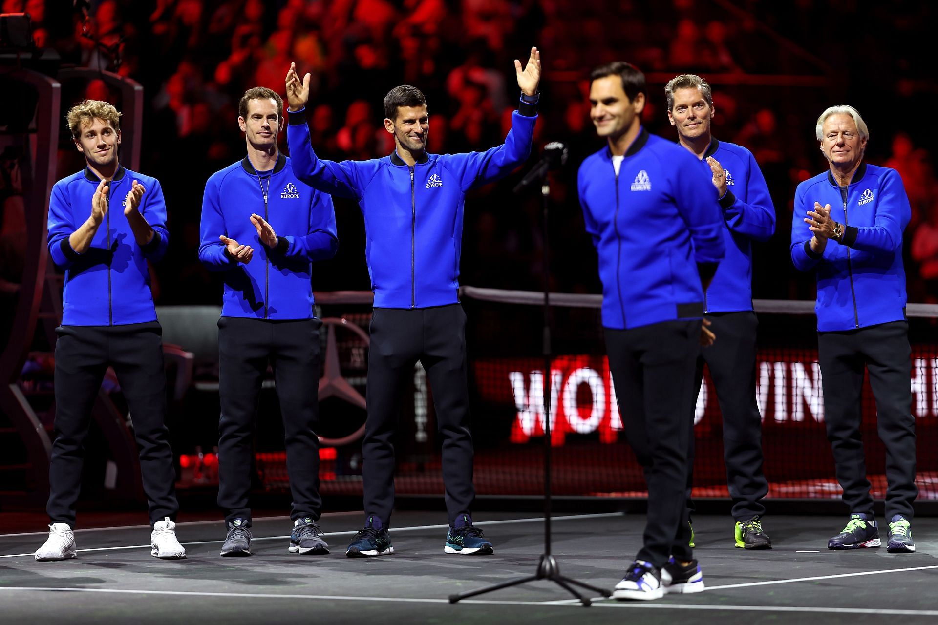  Roger Federer speaks to fans at the Laver Cup with his teammates from Team Europe in the background