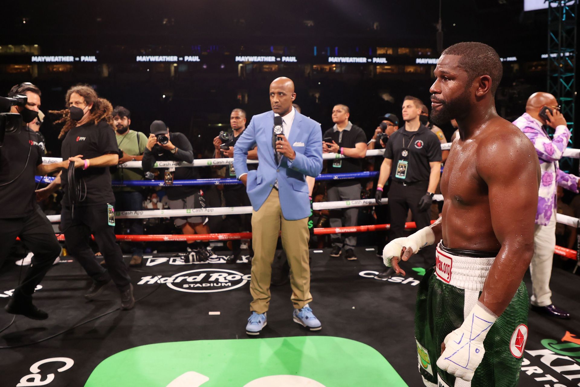 Floyd Mayweather v Logan Paul