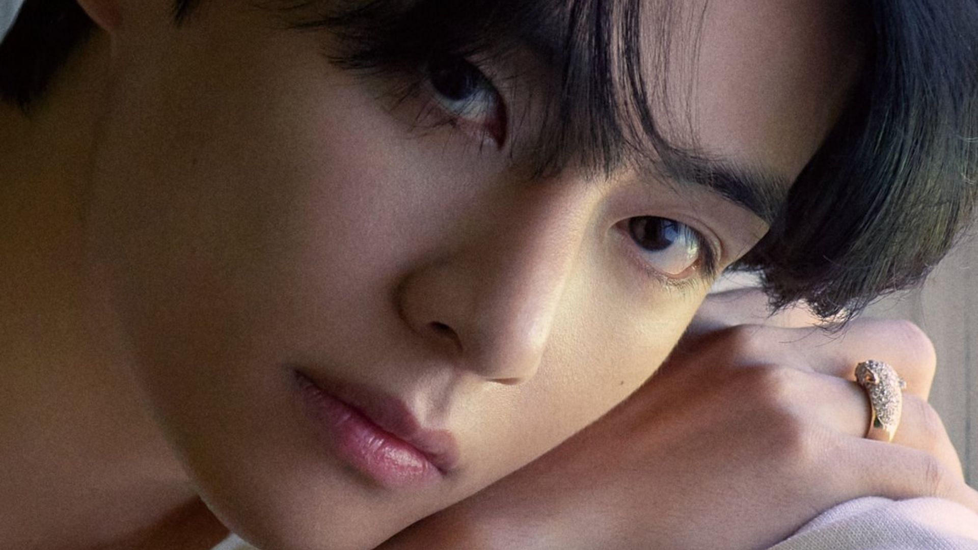 BTS V for the cover of Vogue Cover (Image via Twitter/@charts_k)