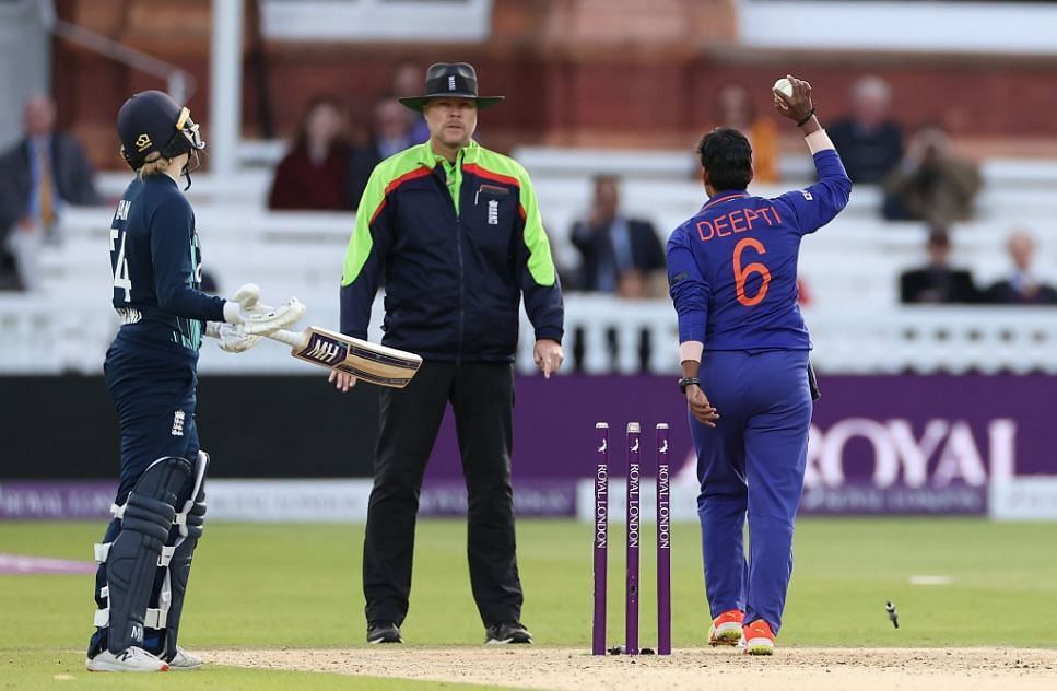 दीप्ति शर्मा ने इंग्लैंड की अंतिम बल्लेबाज को आउट किया था 