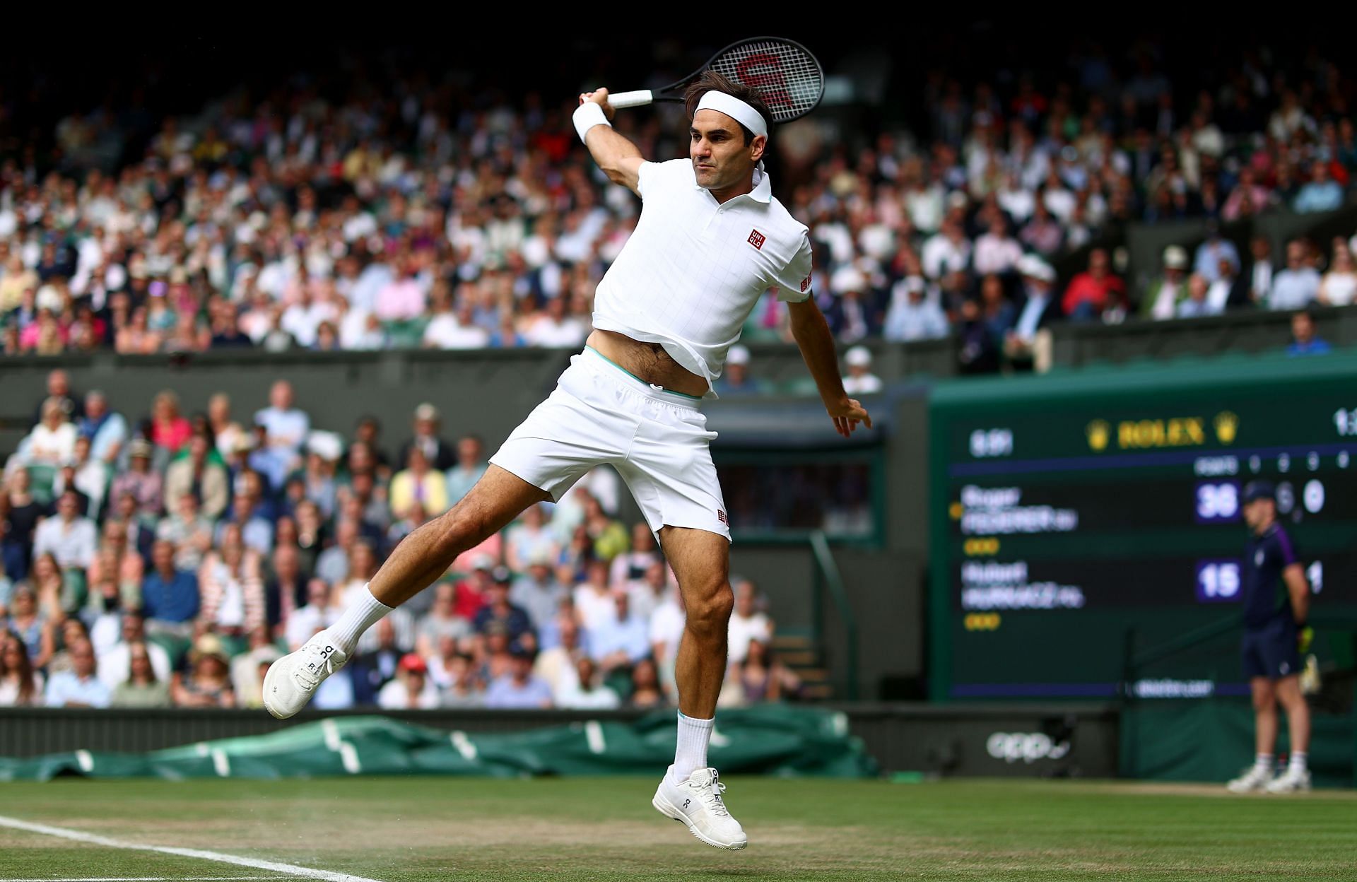 Roger Federer plays a backhand against Hubert Hurkacz at Wimbledon 2021