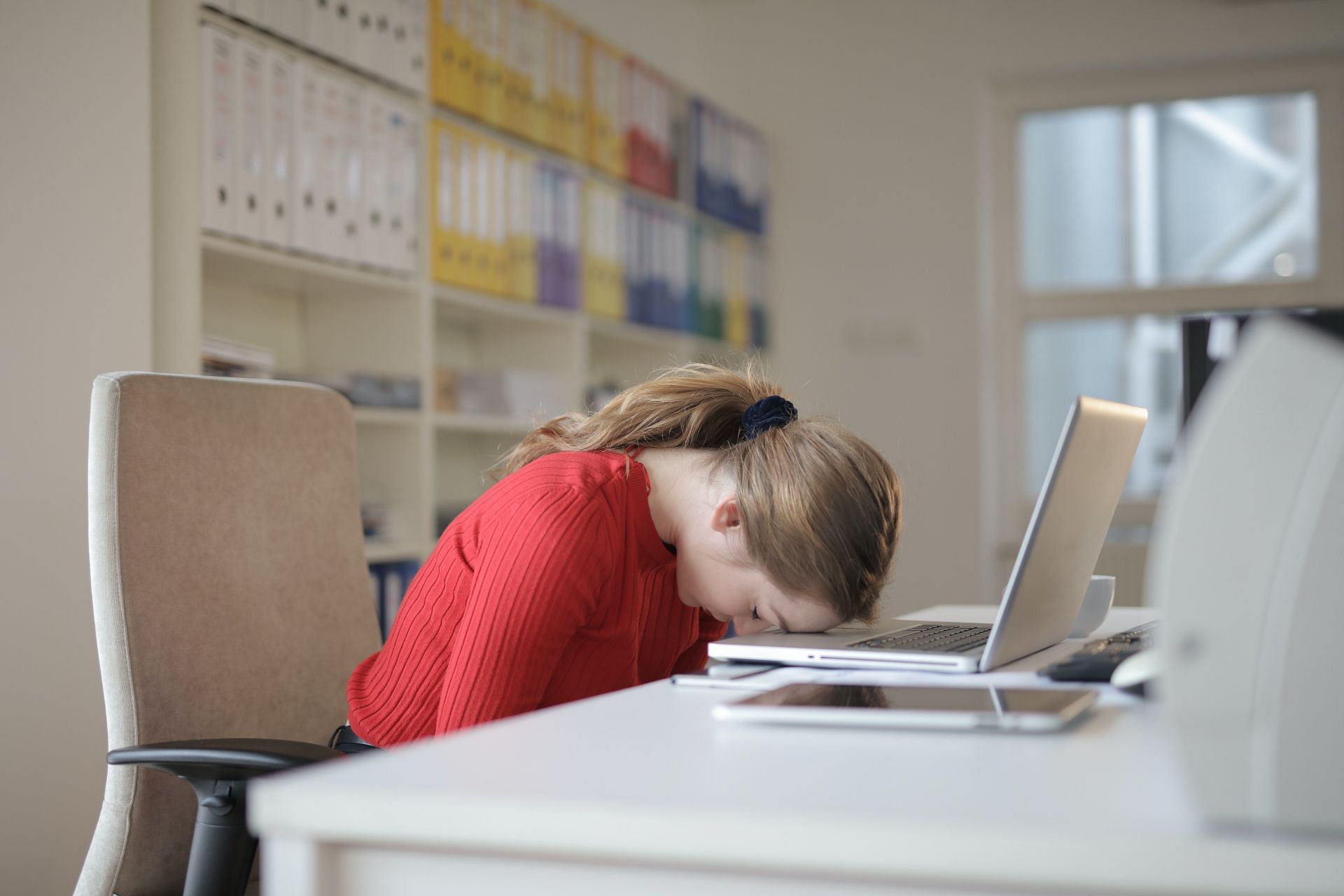 Sitting for long hours at your computer for work can result in the formation of a hunchback (Image via Pexels @Andrea Piacquadio)