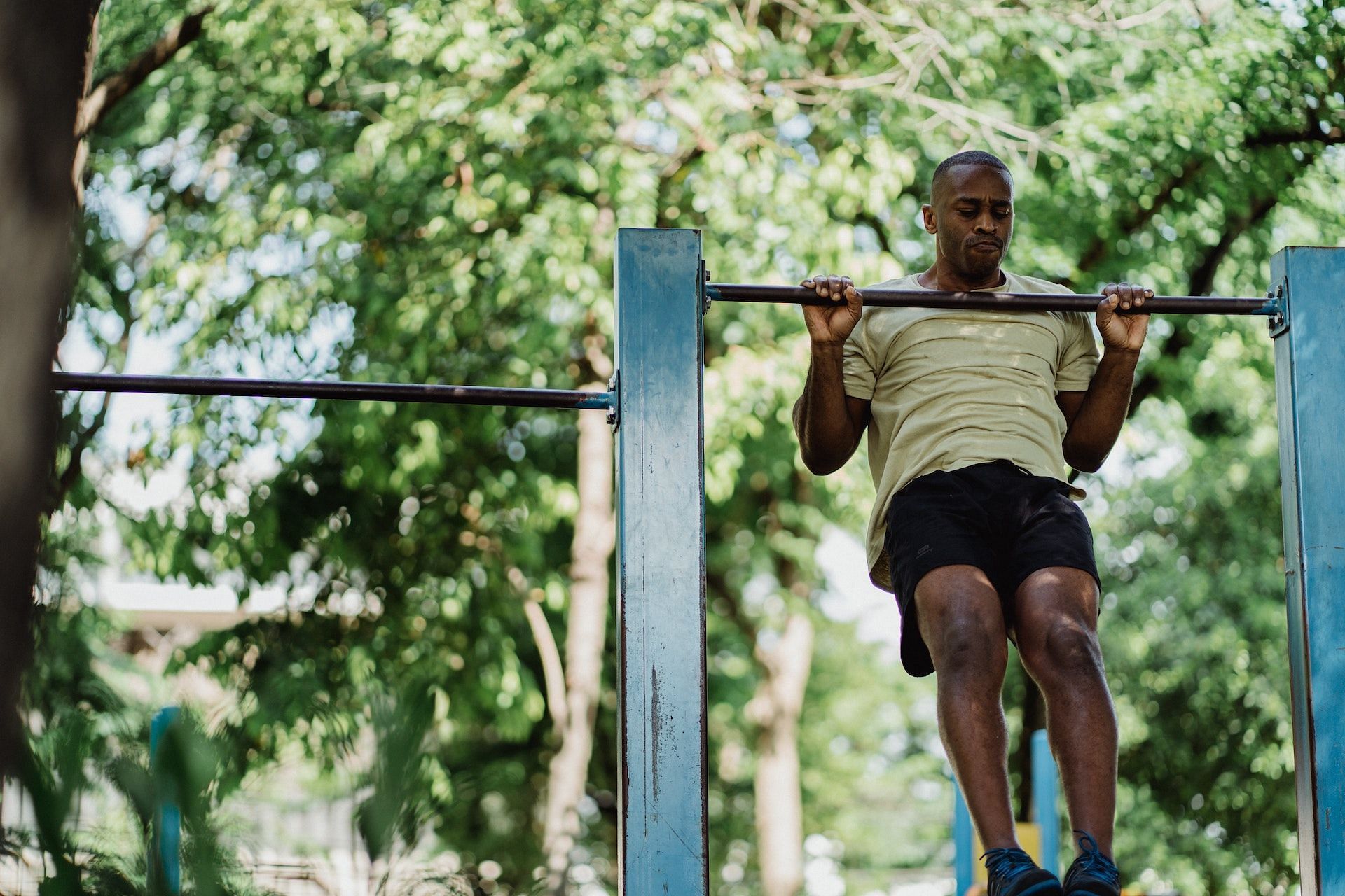 Chest-to-bar pull-ups are an effective upper body exercise. (Photo via Pexels/Ketut Subiyanto)